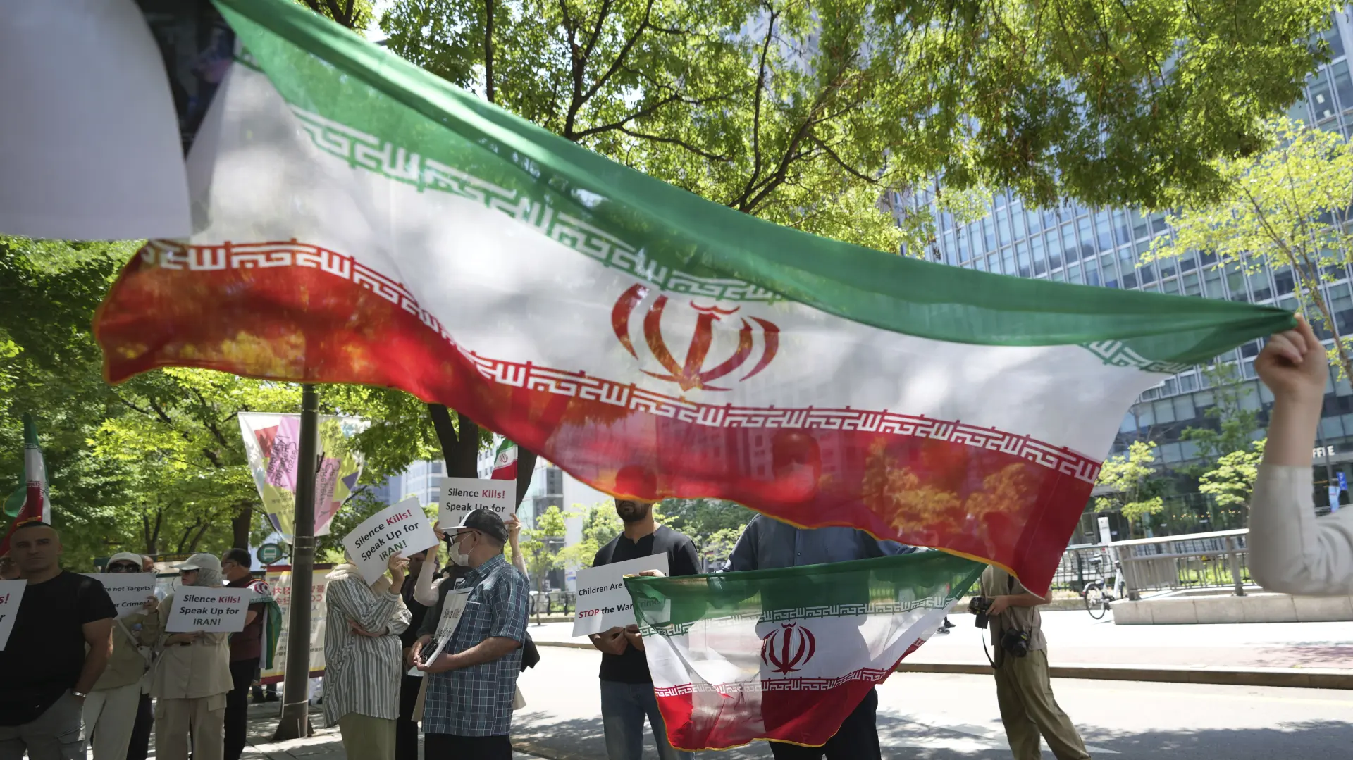Tan2025-06-2206292132_0 iran iranska zastava AP PhotoLee Jin-man-6858190087e8e.webp