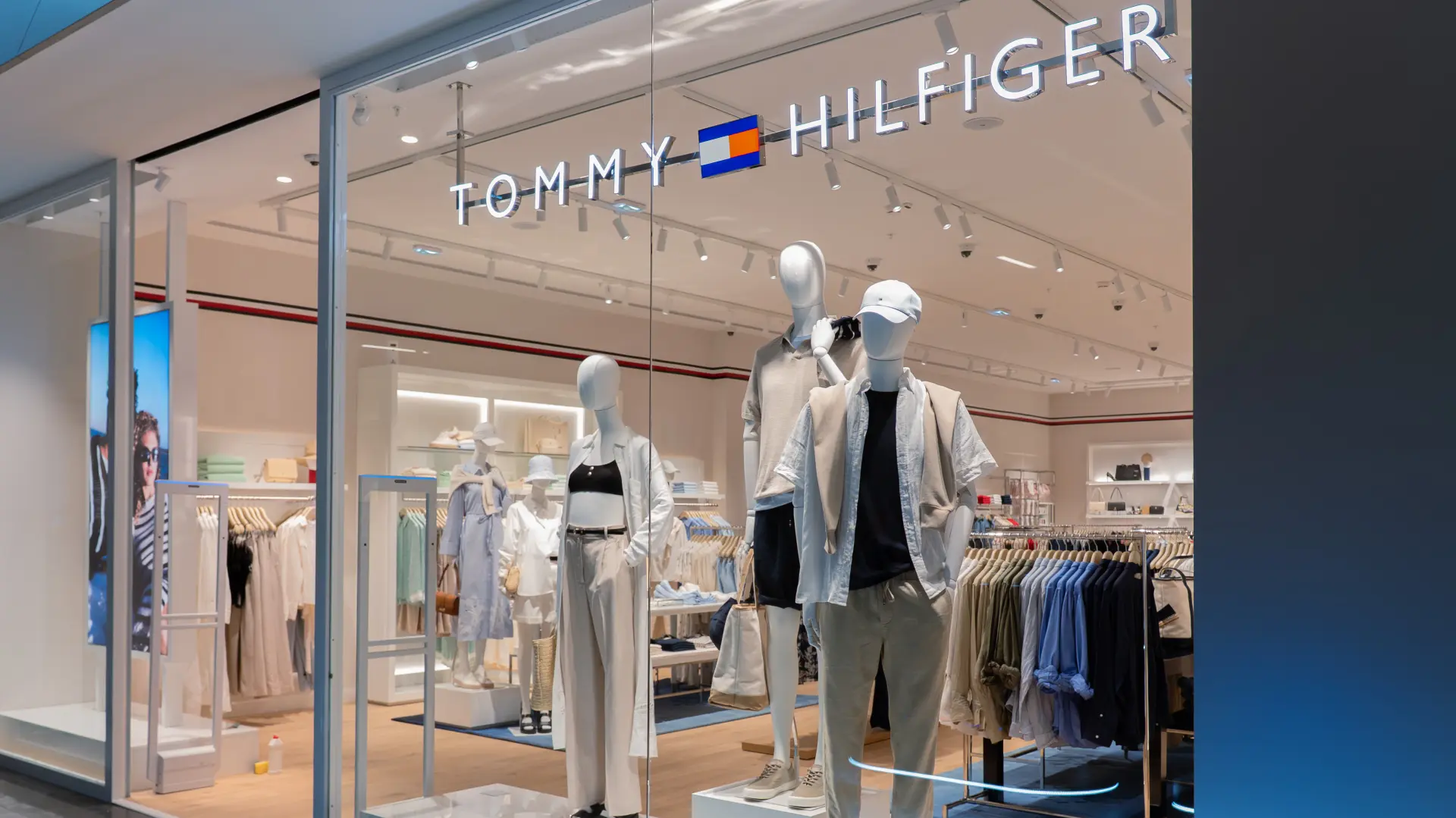 Tommy Hilfiger (2)-683d9587095d0.webp