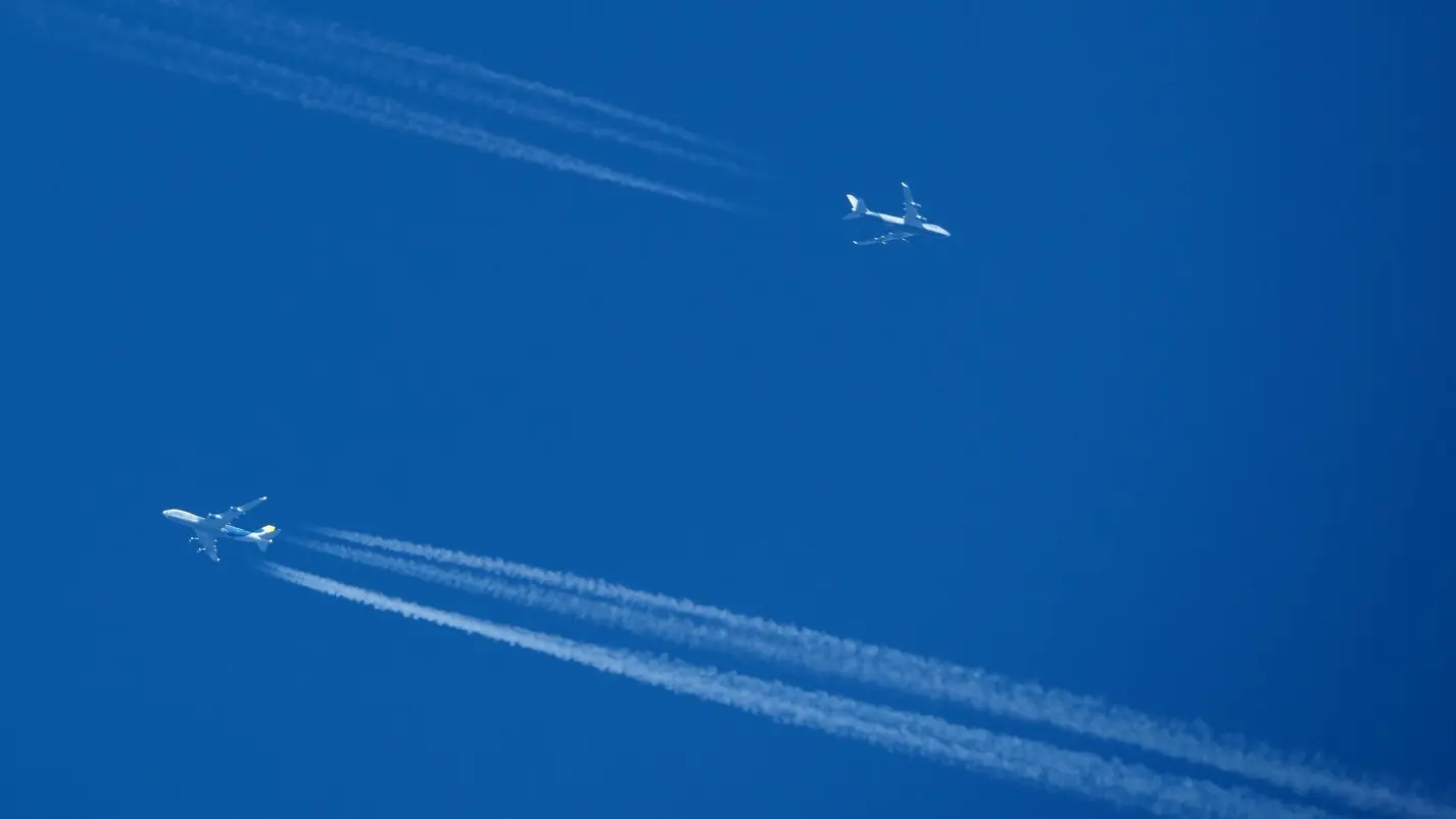avion, avioni na nebu, tragovi aviona - profimedia-0969104754-685ff354d3e81.webp