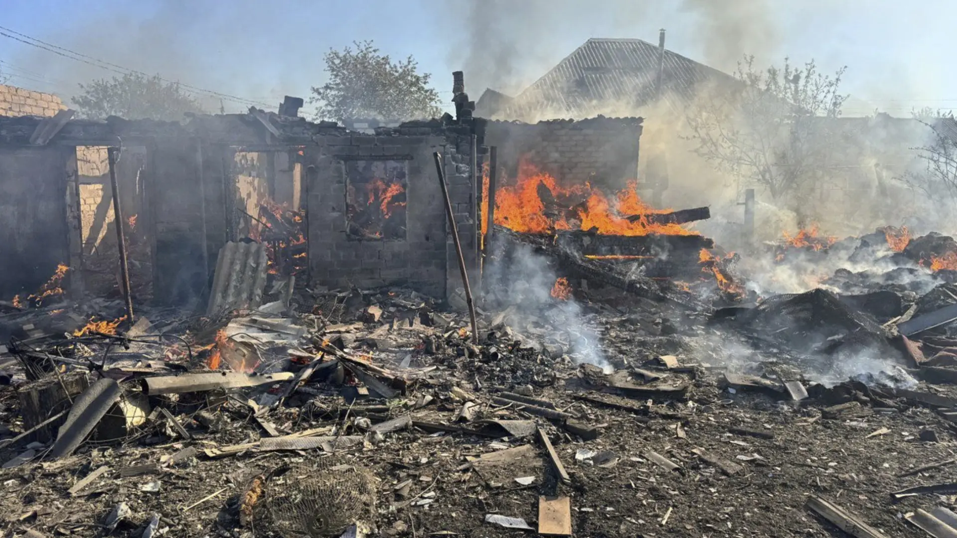 donjecka oblast ukrajina napad rusa Ukrainian Emergency Service via AP tanjug-6857a17711cb3.webp