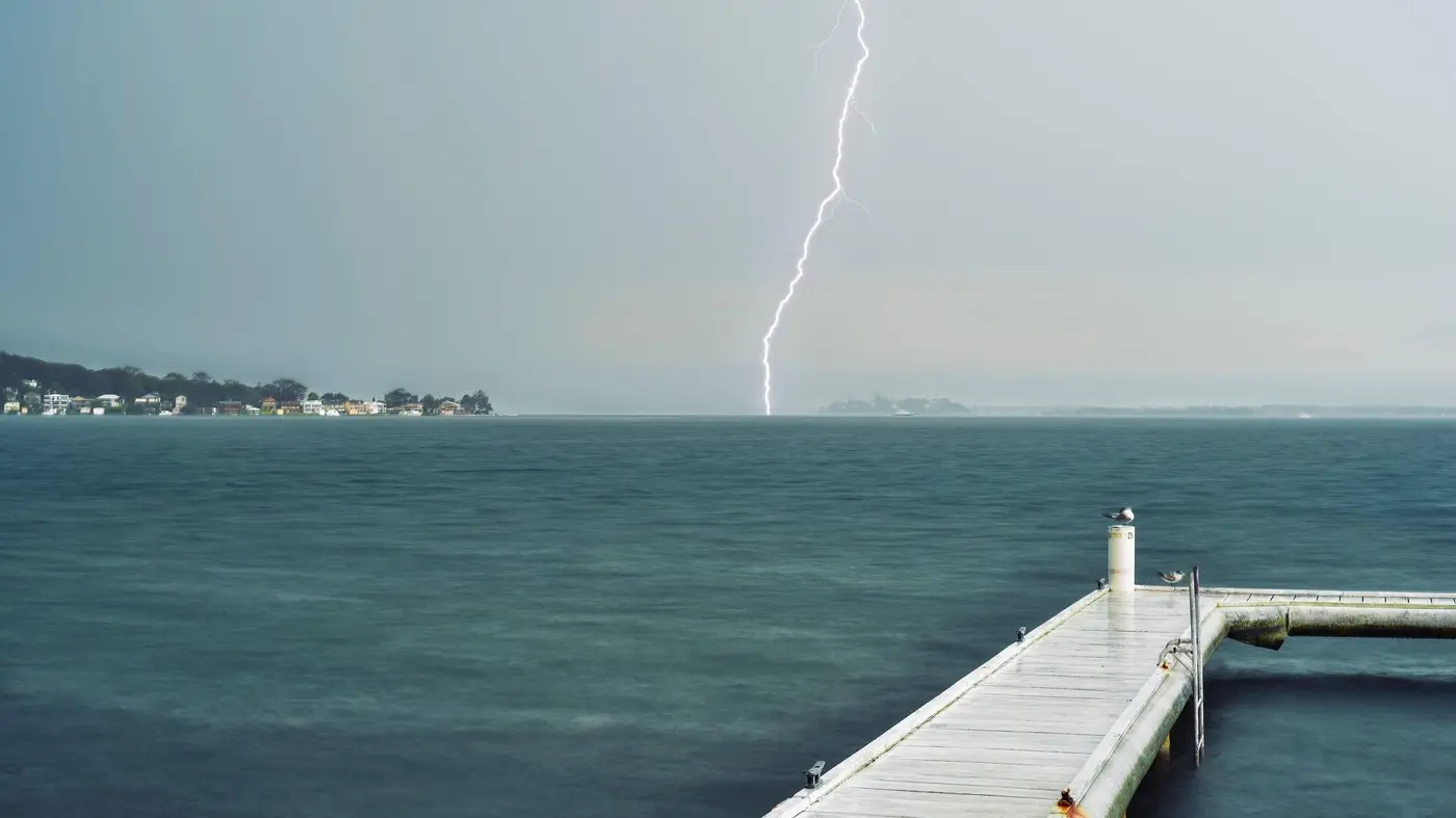 grom, udar groma, munja, jezero - profimedia-0967716555-685bc0115f3ce.webp