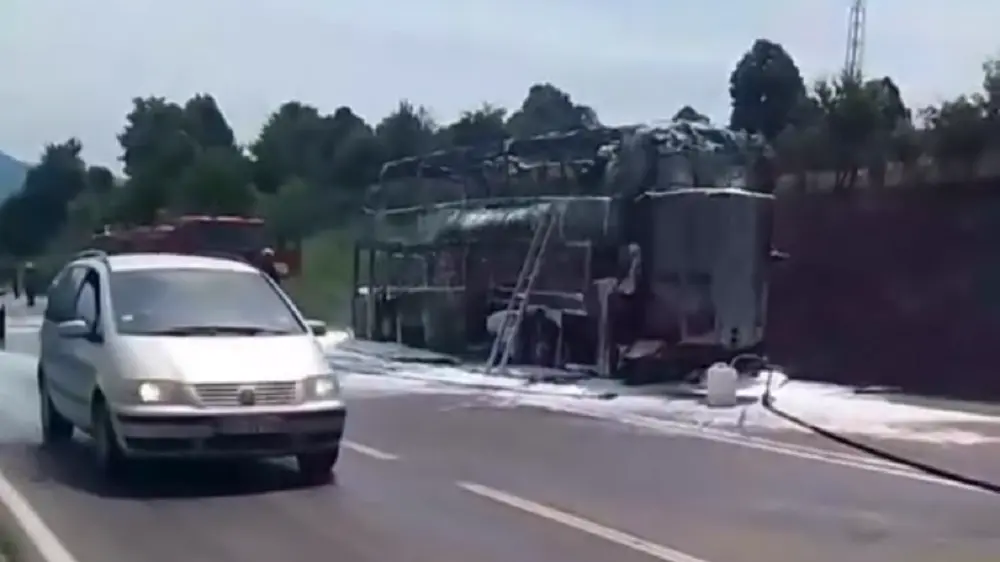 izgoreo autobus kod boljevca, 2 jun 2025 - foto Printscreen Instagram 192_rs-683da8ba4db5d.webp