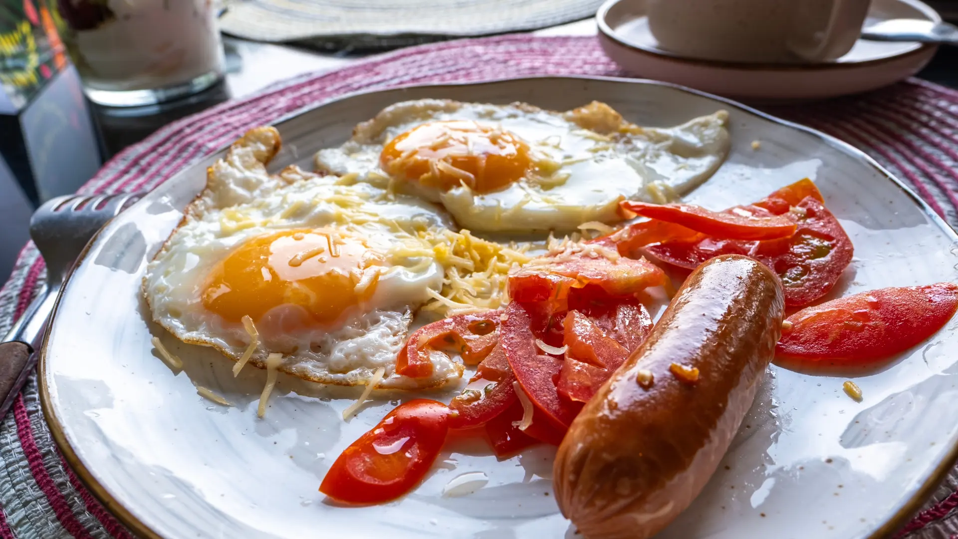 jak doručak jaje na oko kobasice shutterstock-685a544d98b58.webp
