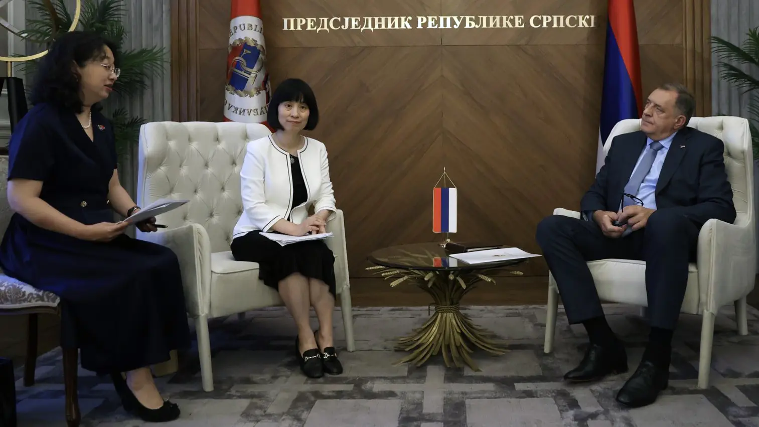 milorad dodik sa ambasadorkom kine, 30 jun 2025 - TANJUG FOTO SRNA (1)-6862be9a0ed1d.webp