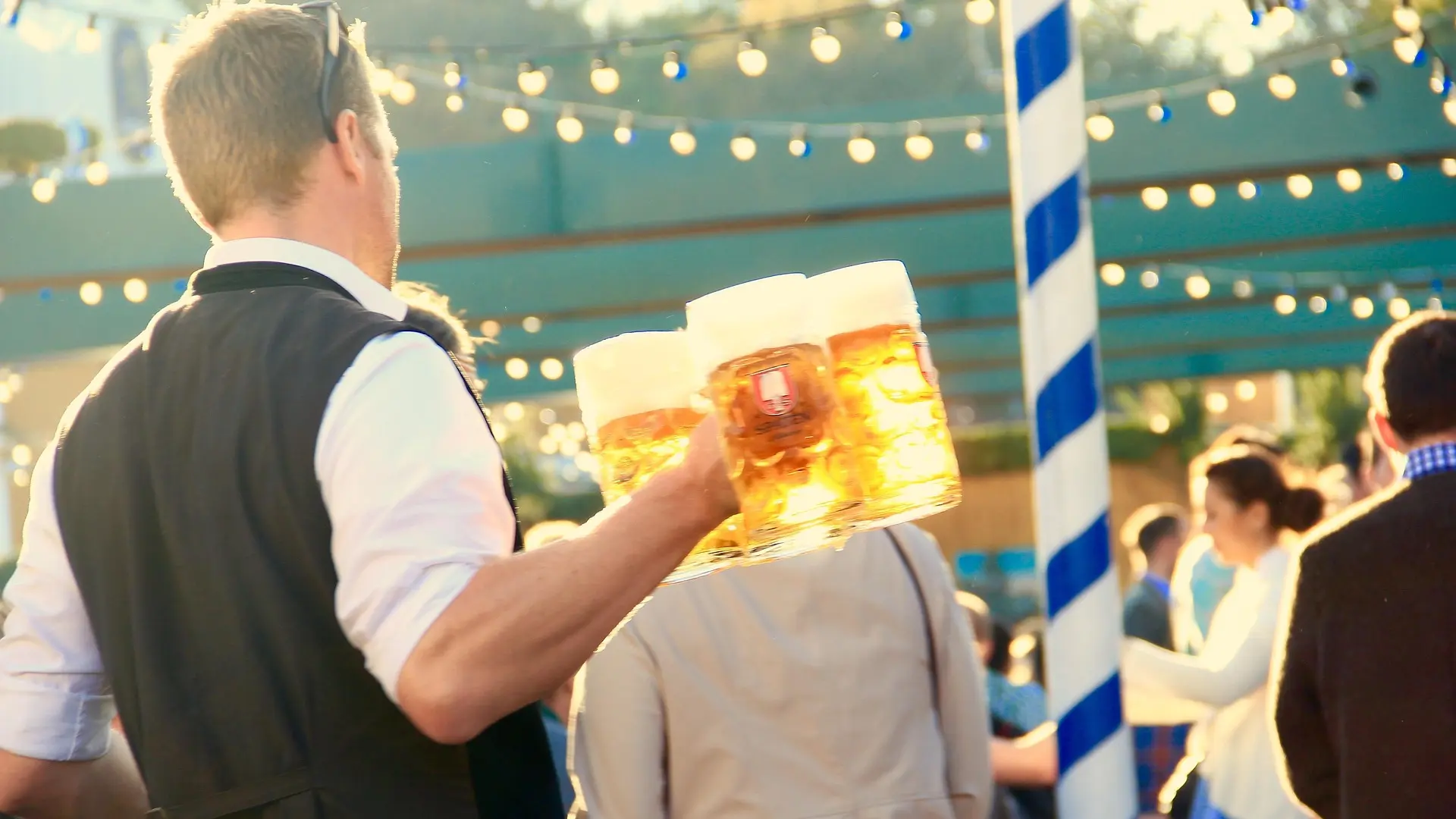 oktoberfest-pivo krigle konobar pixabay-685861e0d6e21.webp