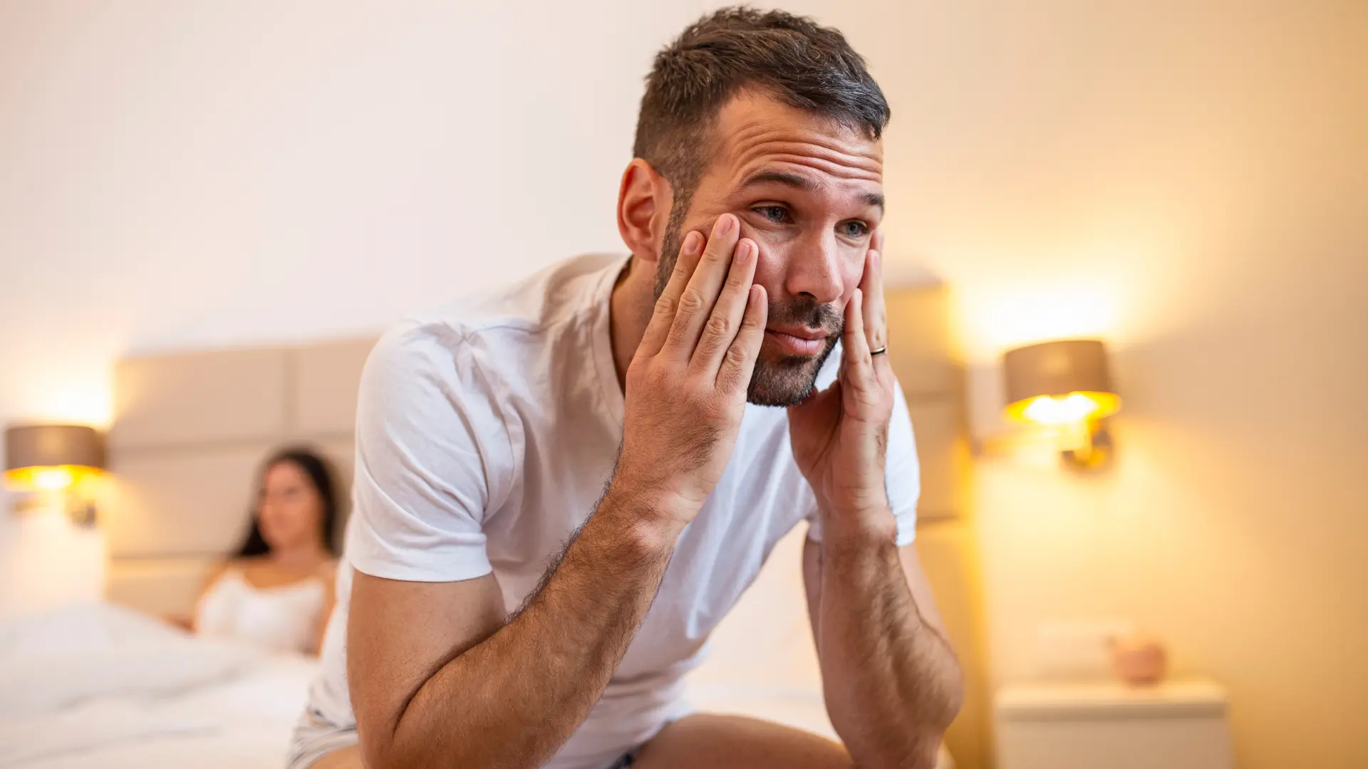 shutterstock_1918993721 seks impotencija muškarac spavaća soba brak svađa donji veš buđenje nesanica zabrinutost trudnoća-684c0c8ddd4db.webp