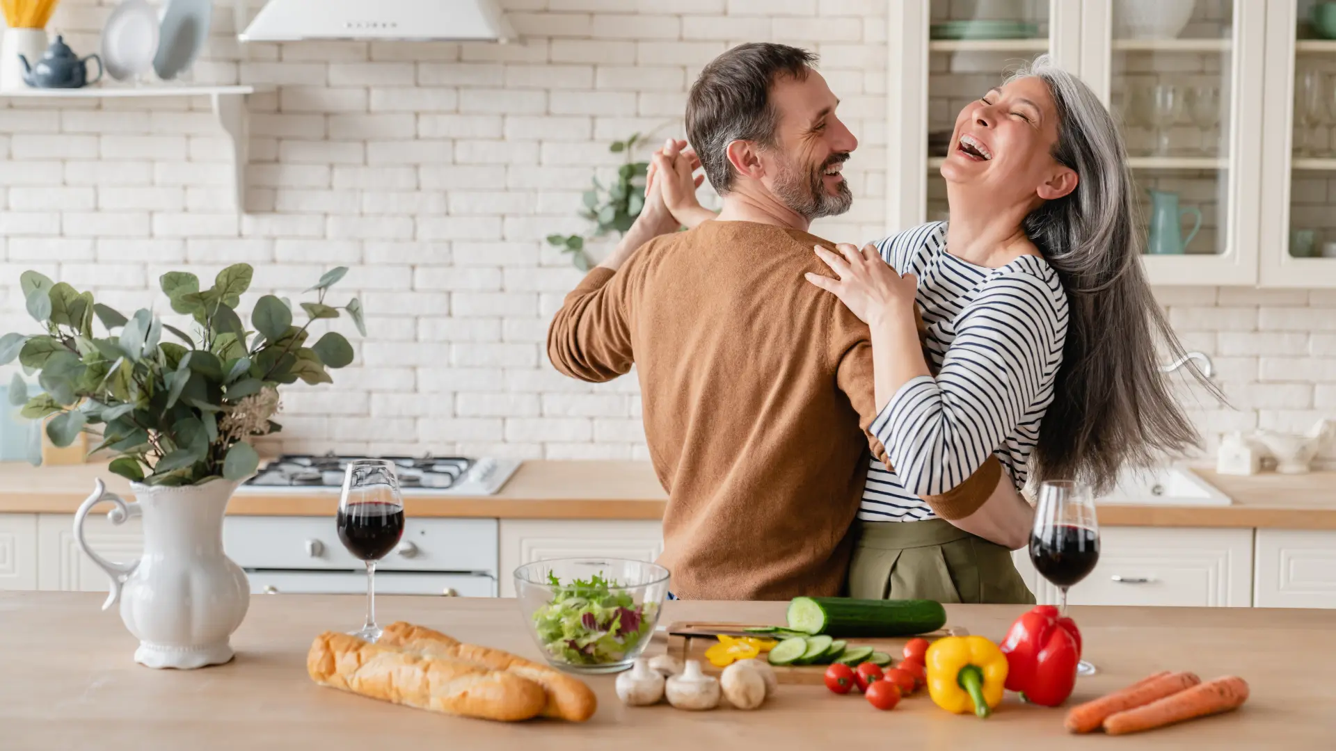shutterstock_1992115676 ljubavni par menopauza zaljubljeni, supruznici supruga muz zena starija-68502470a2338.webp