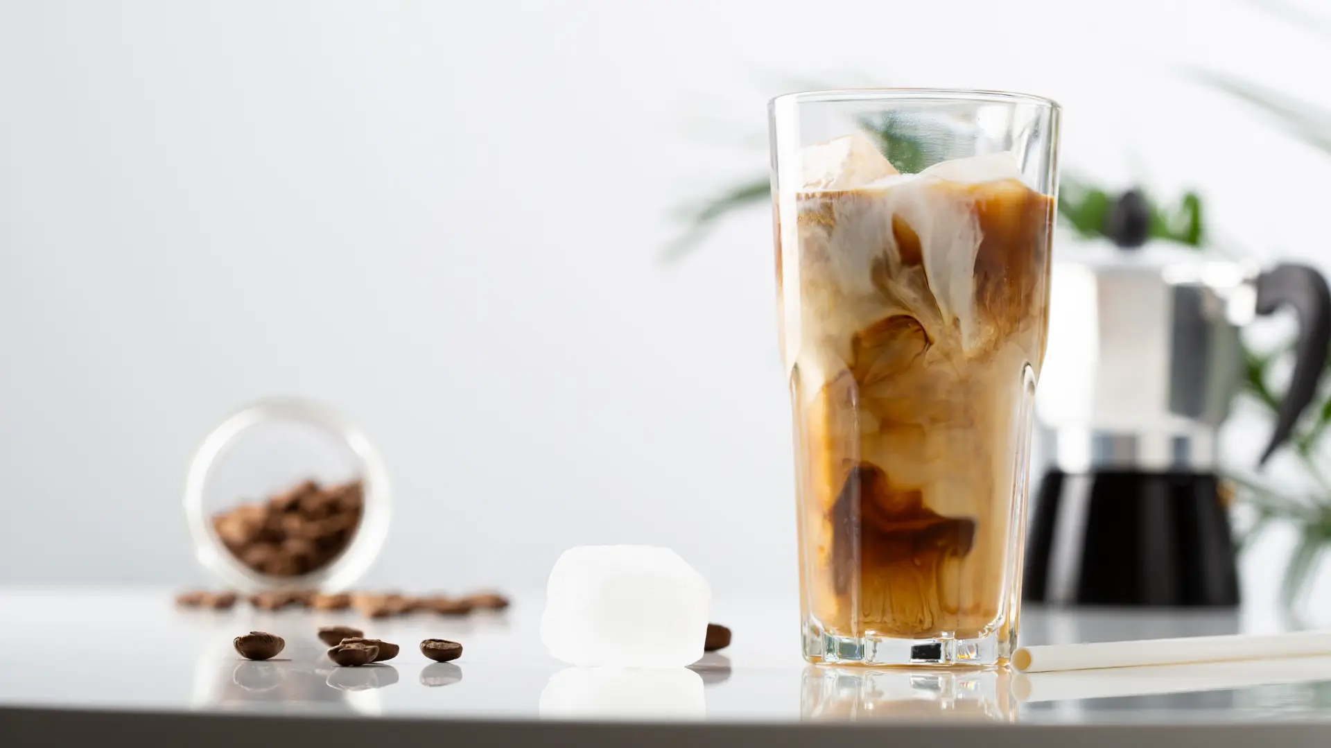 shutterstock_2301091219 oblak kafa hladna nes-684ebe9dbf798.webp