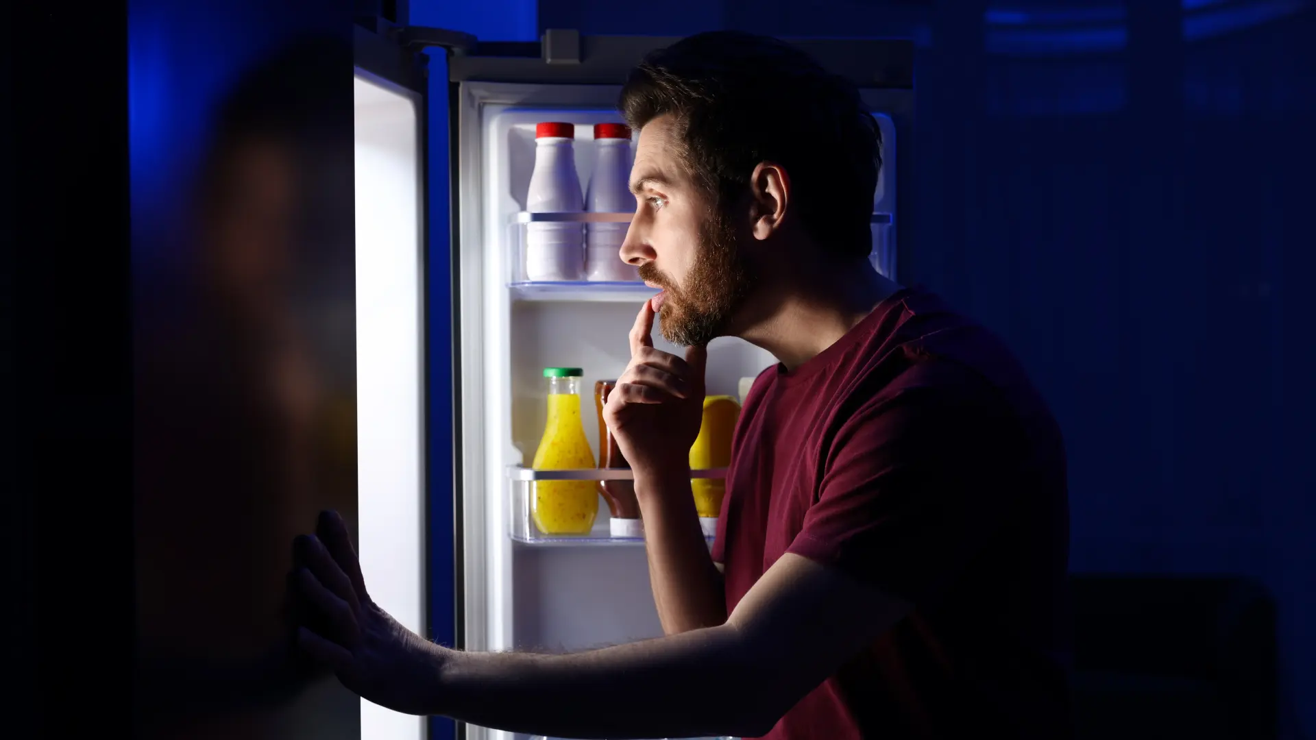 shutterstock_2327861511 jedenje nocu frizider hrana prejedanje vecera-685ec56991e11.webp