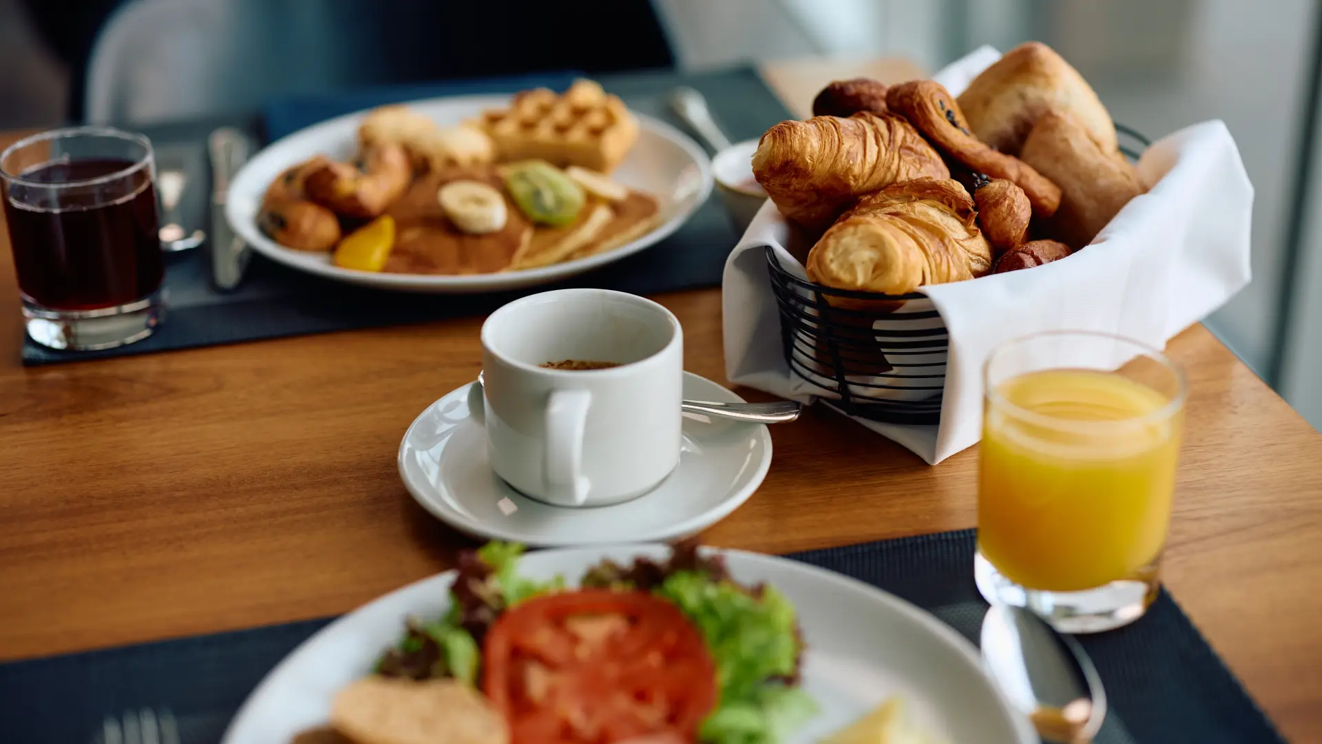 shutterstock_2438030309 kafa doručak hrana kroasan pecivo sok-684ee5a24ec4b.webp