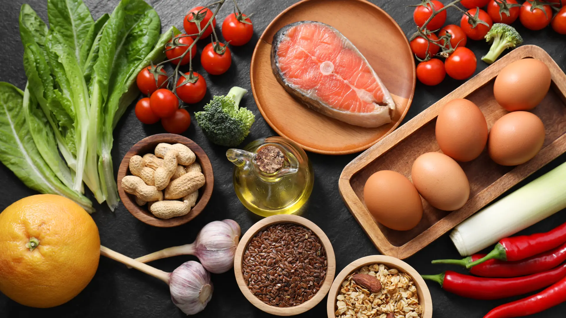 shutterstock_2475238193 protein jaja meso riba žitarice beli luk paradajy zdrava hrana maslinovo ulje losos-684fe7ef28620.webp