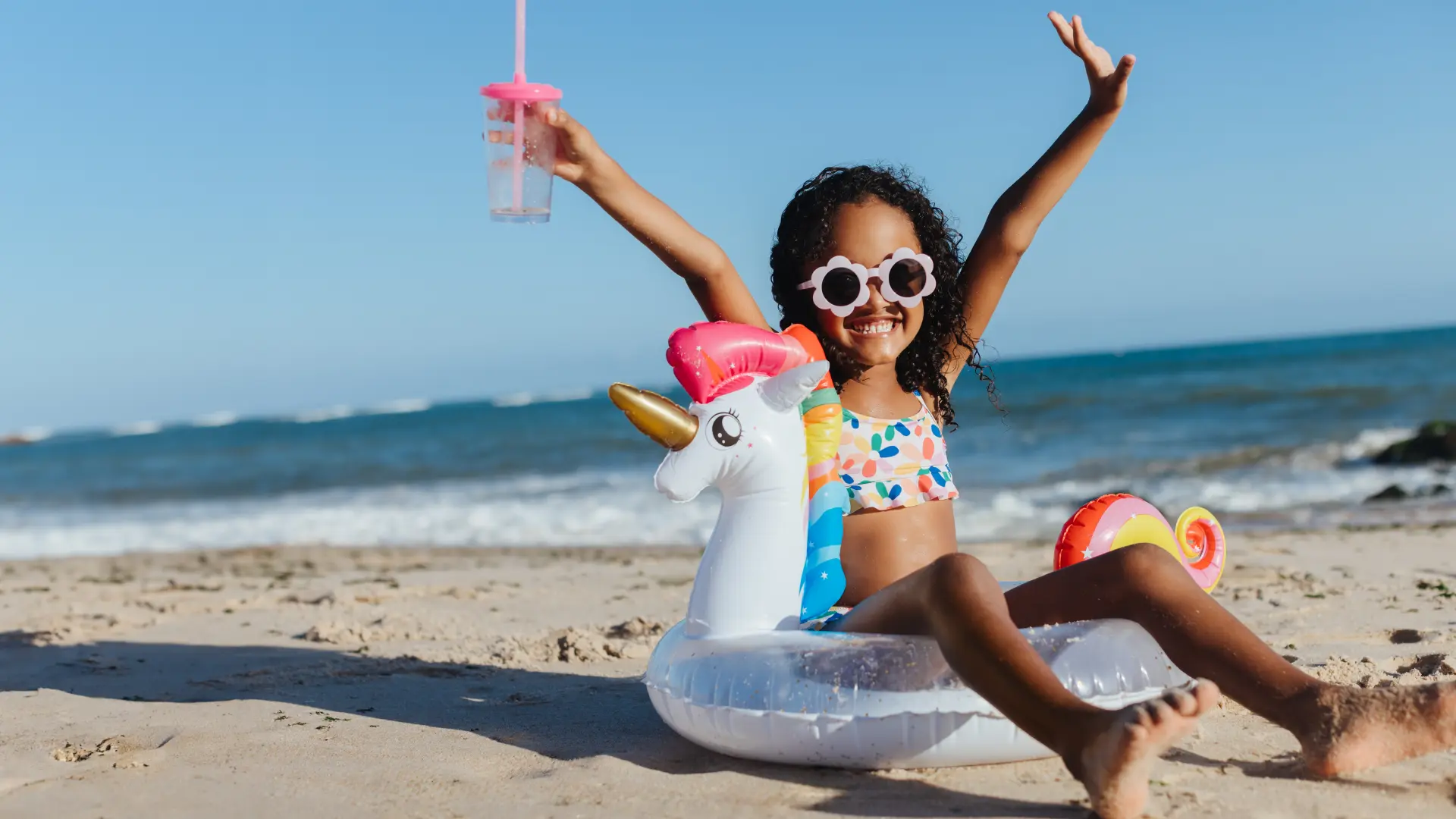 shutterstock_2480981111 dete srećna devojčica osmeh sreća plaža more odmor putovanje-6853dc4fd39af.webp