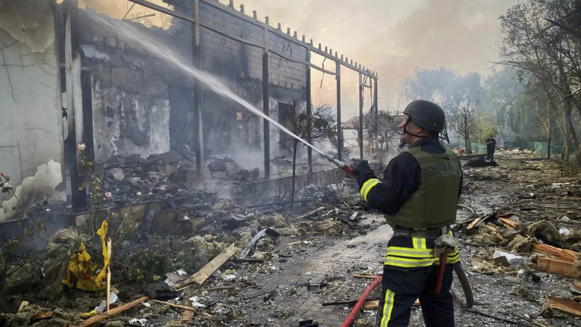 ukrajina odesa tanjug Ukrainian Emergency Service via AP-684a79995030a.webp