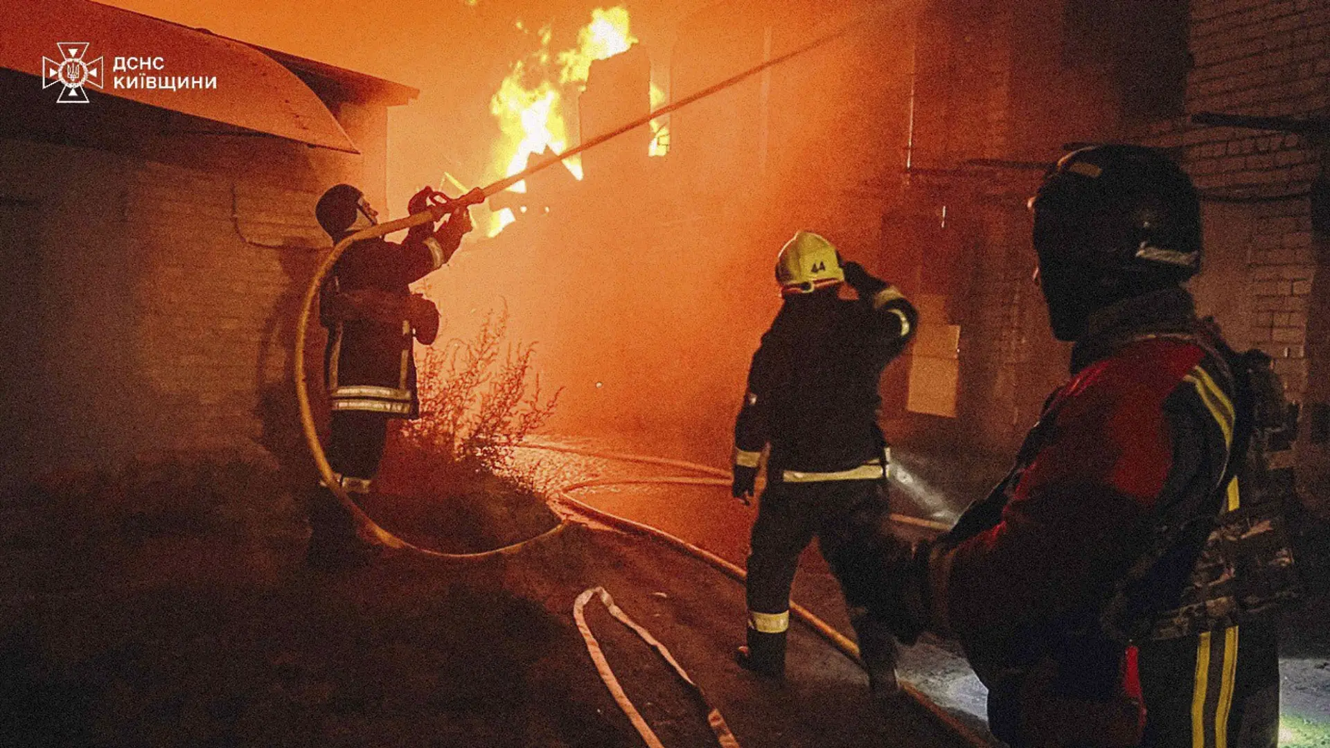 Tan2025-07-0405491526_0 napad na kijev rat u ukrajini Ukrainian Emergency Service via AP-68677991ac227.webp