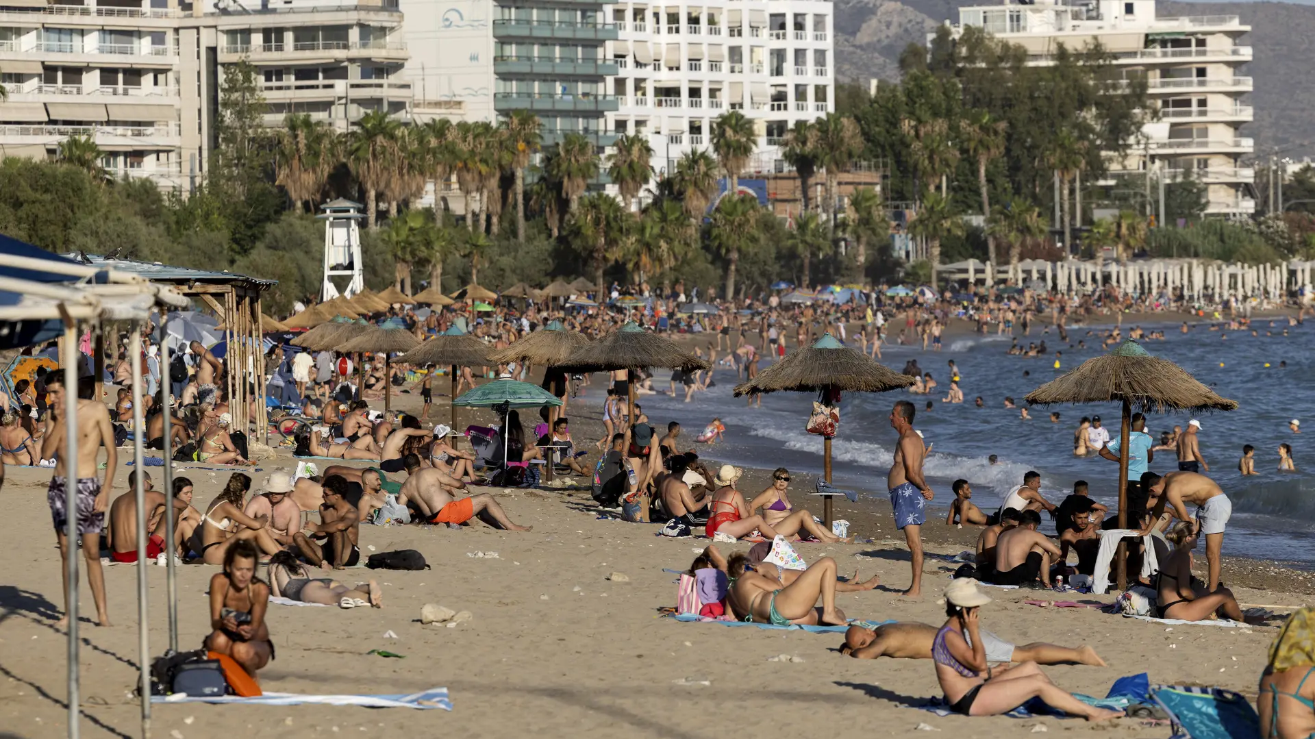 Tan2025-07-0619412136_9 atina more grcka toplota AP PhotoYorgos Karahalis-687ca66118660.webp
