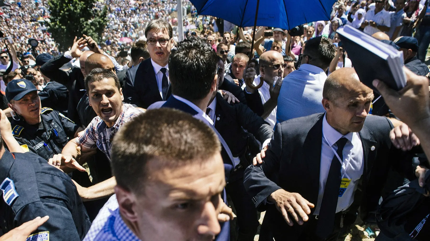 aleksandar vučić, srebrenica, napad na aleksandra vučića u srebrenici, 11 jul 2015 - profimedia-0252580699-687007f886337.webp