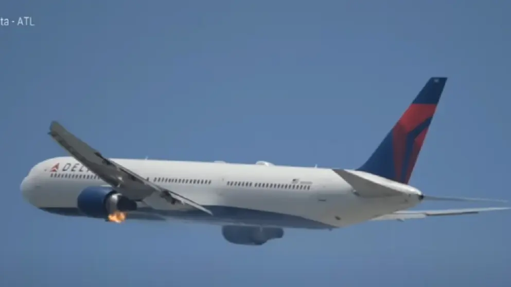 delta, požar na motoru - 20 jul 2025 - foto Printscreen Youtube L.A Flights 2-687ce546ea4dc.webp
