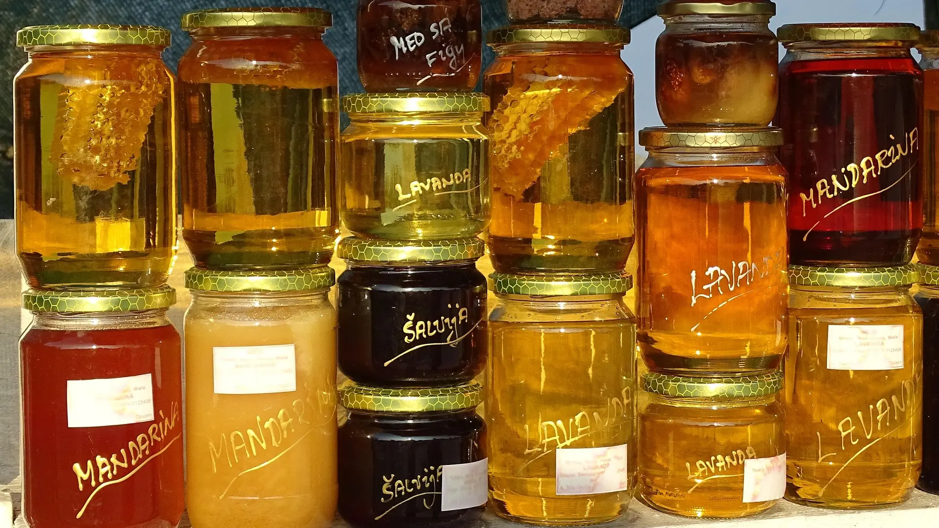 honey med tamni svetli med pixabay tegla-687e42d729e96.webp