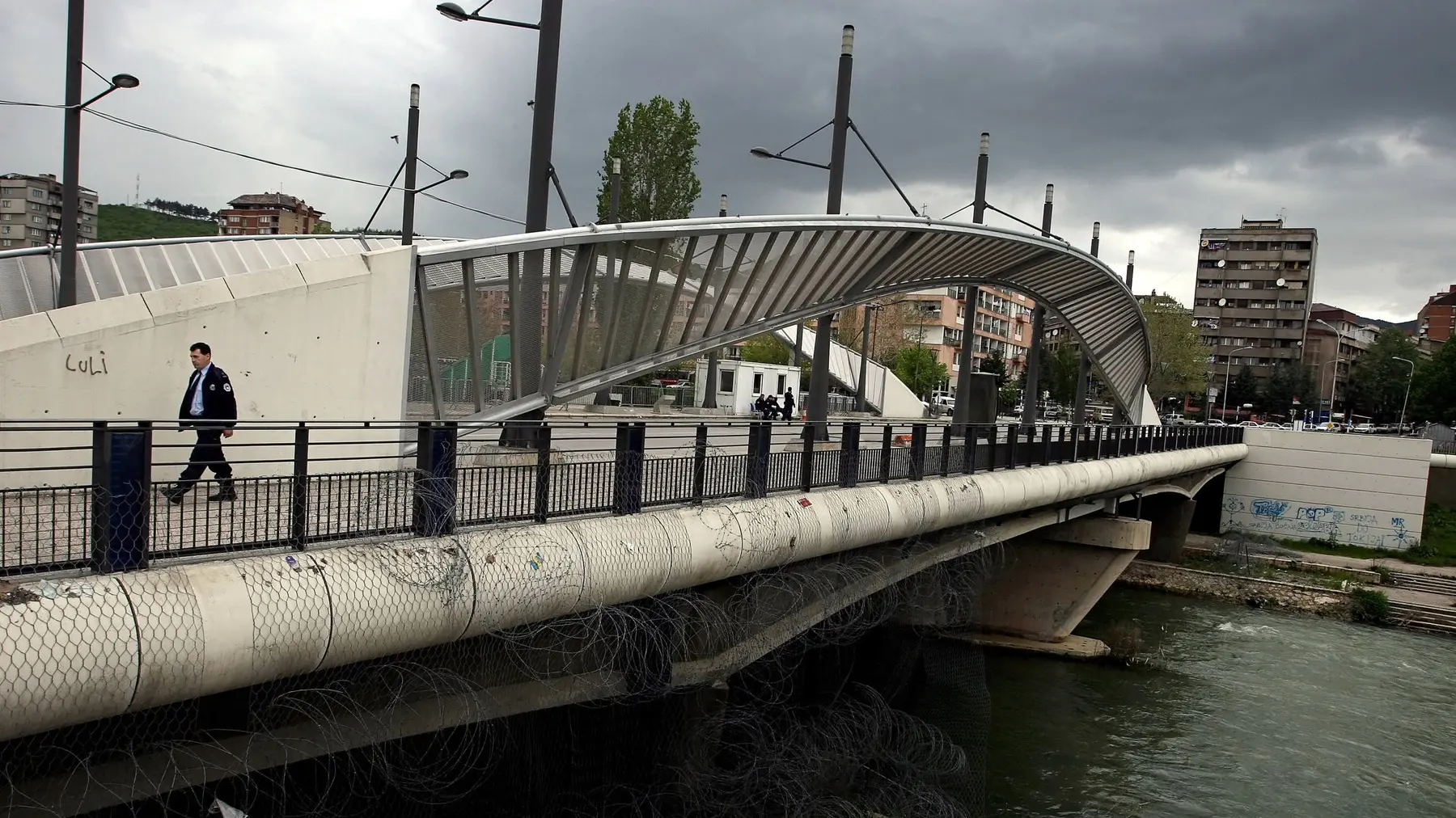 kosovska mitrovica, most u kosovskoj mitrovici, most na ibru - 3 maj 2006 - profimedia-0018326845-68701888f0a38.webp