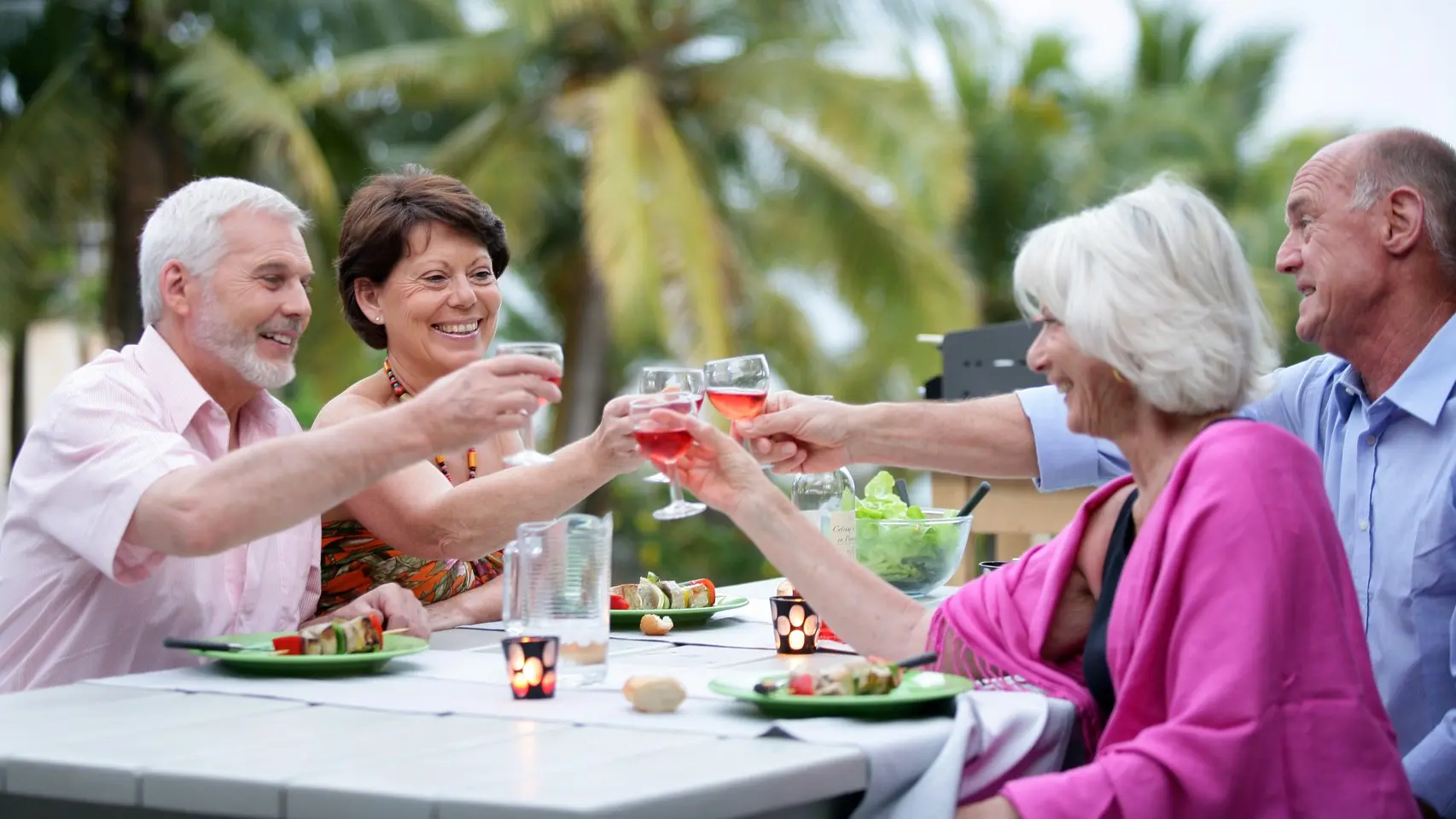 pijenje, piće, alkohol, zabava, druženje, ručak, prijatelji, društvo - profimedia-1016915476-688101f7896d4.webp