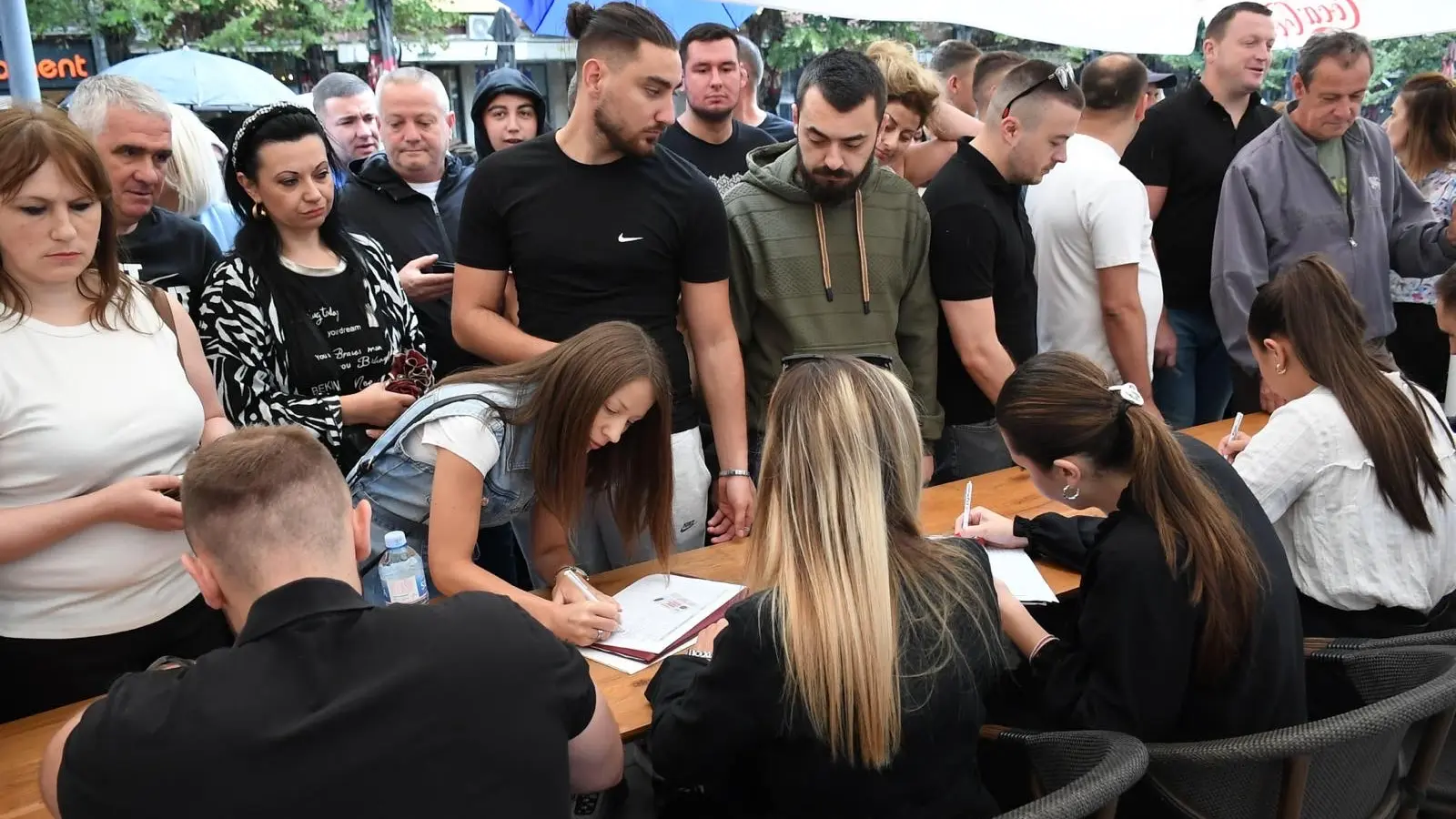 potpisivanje peticije protiv kurtijevih mostova na ibru, kosovska mitrovica, 9 jul 2025 - TANJUG STR (1)-686e4361f1819.webp