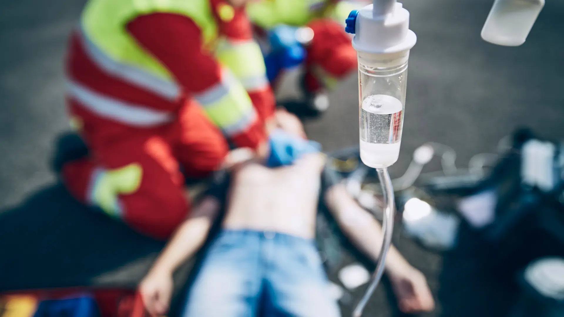shutterstock_1675026634 smrt reanimacija hitna pomoć udes saobraćajna nesreća saobraćajka telo doktor-686a6a36c35fc.webp
