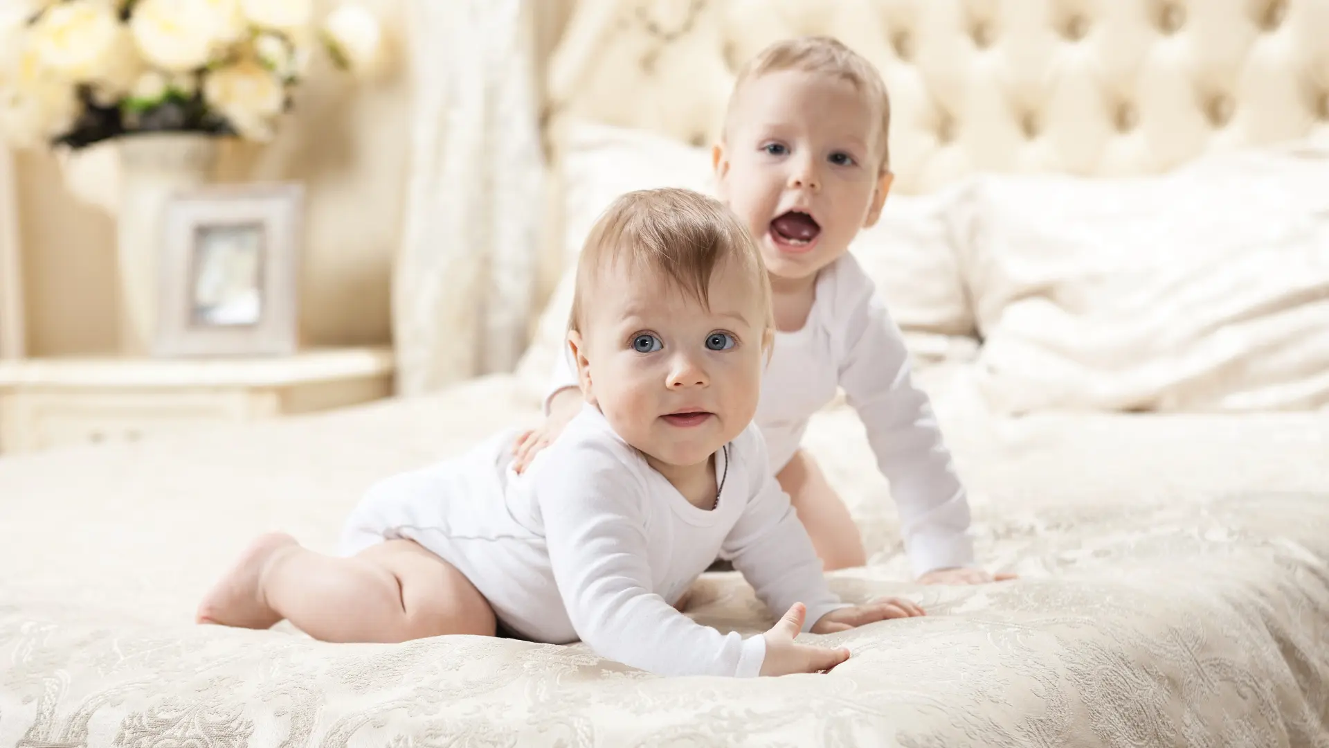 shutterstock_180560045 bebe beba devojčica dečak deca porodica sreća radost osmeh-6880ba0cb8659.webp