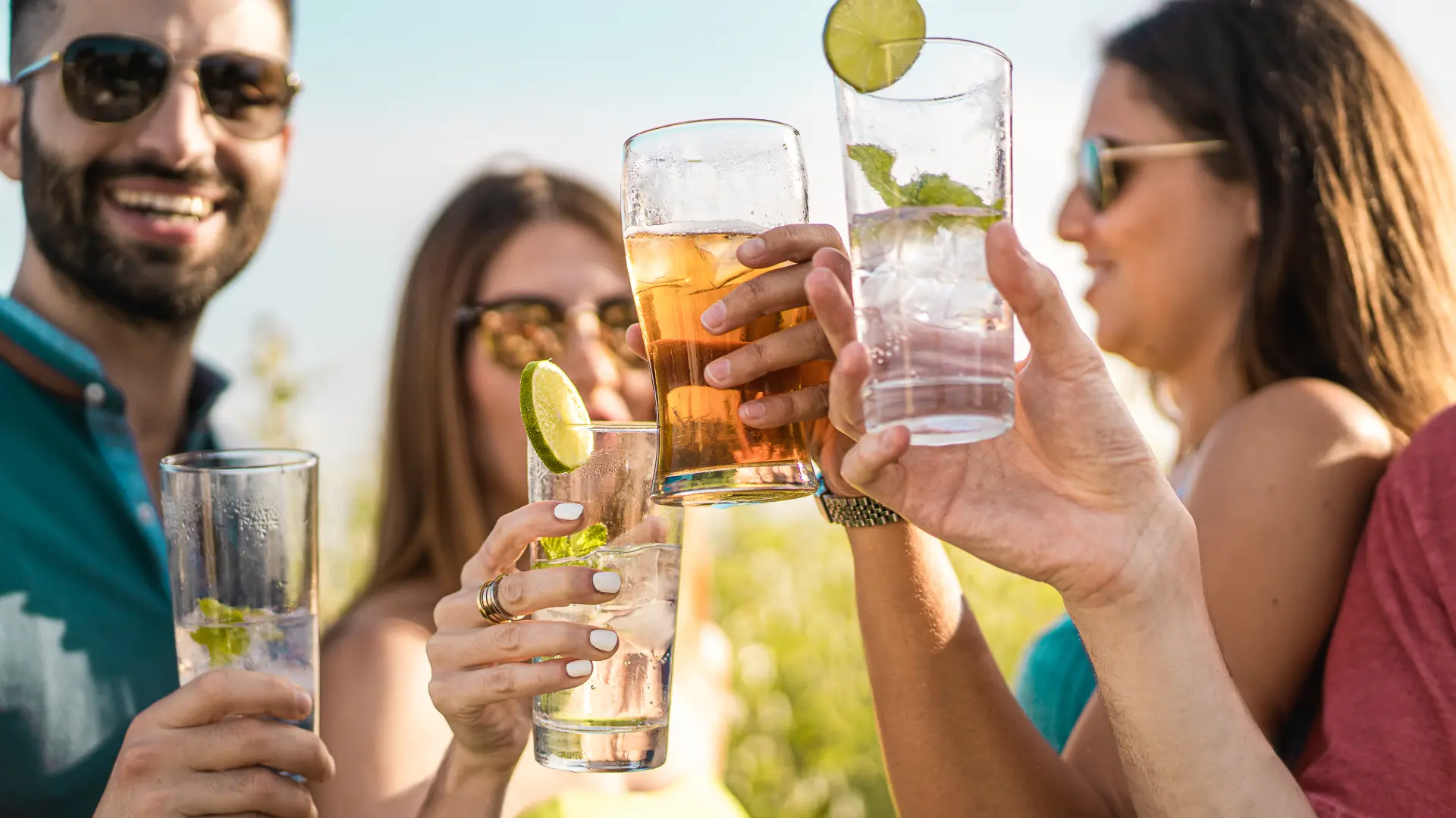 shutterstock_1891033738 alkohol koktel pivo džin tonik zdravica sreća osmeh žurka alkohol uživanje-686e70e4a7db1.webp