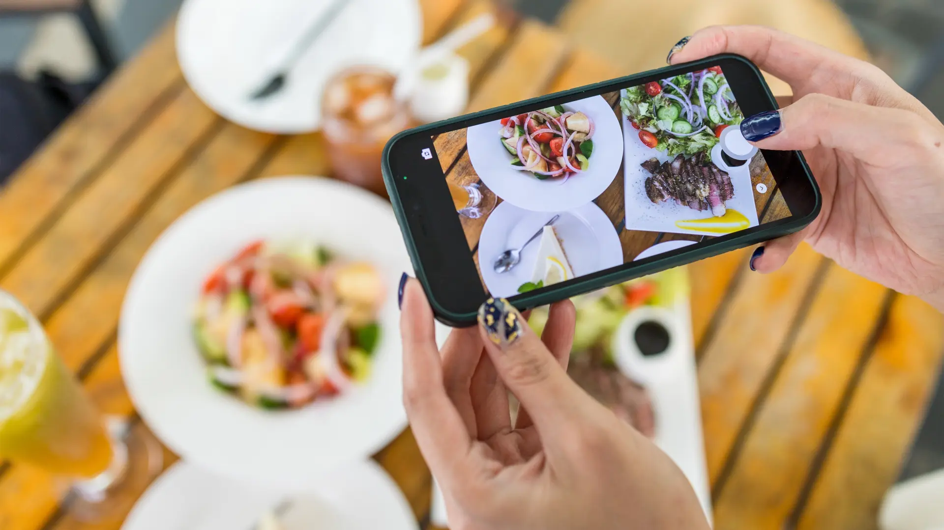 shutterstock_2179061119 telefon fotografisanje ručak doručak slikanje društvene mreže instagram hrana hrane-68862e3d2b05e.webp