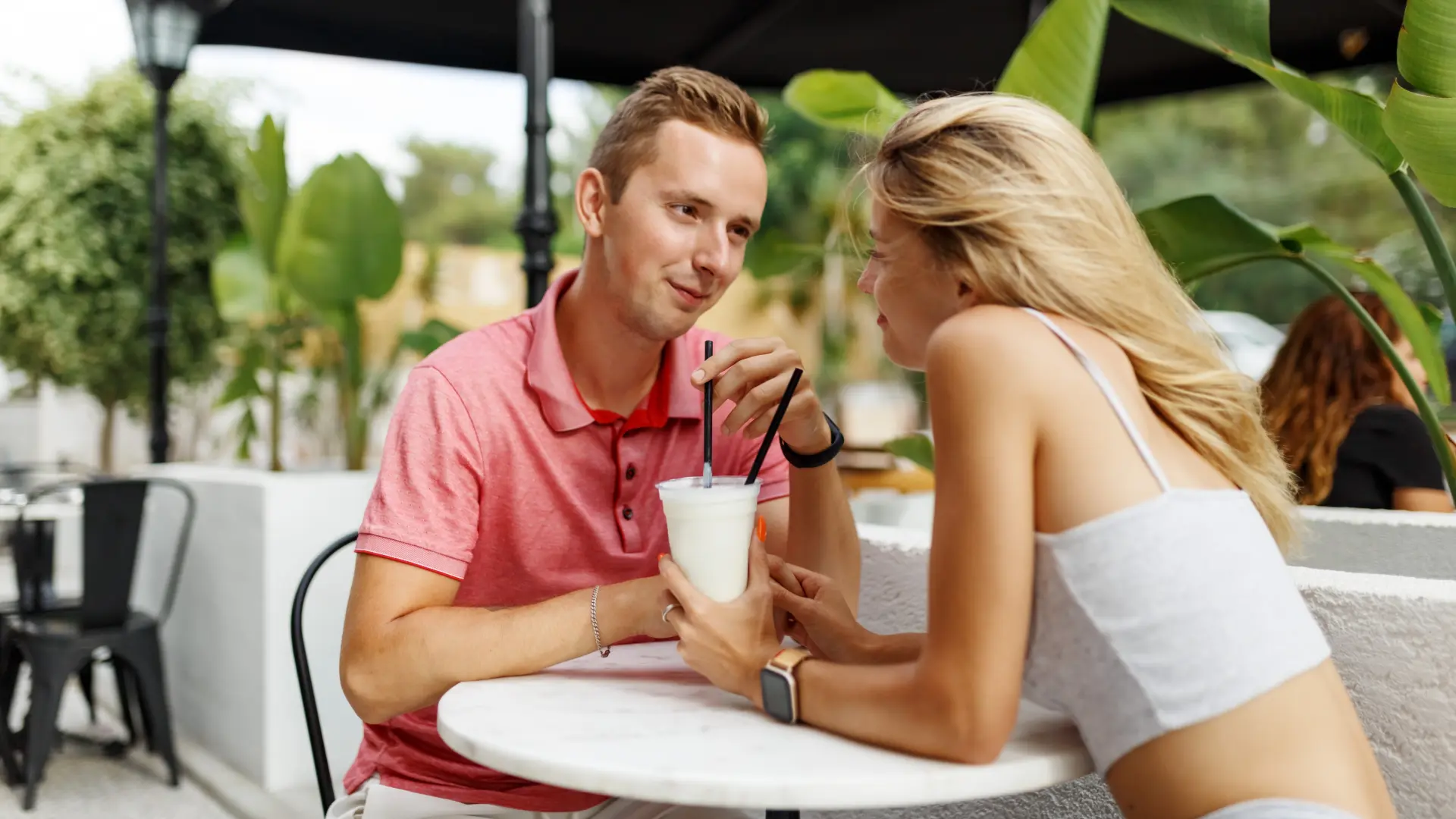 shutterstock_2216337885 ljubav hemija osmeh prvi sastanak dejt veza dečko devojka-686682be46489.webp