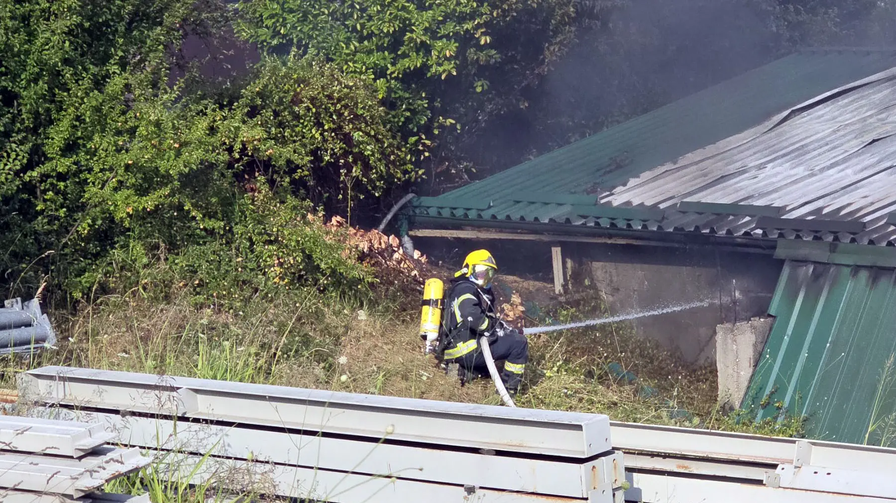 srpski beogradski vatrogasci, gašenje vatre u hali u malom mokrom lugu, 23 jul 2025 - TANJUG OMK MUP REPUBLIKE SRBIJE (2)-6881154520d24.webp