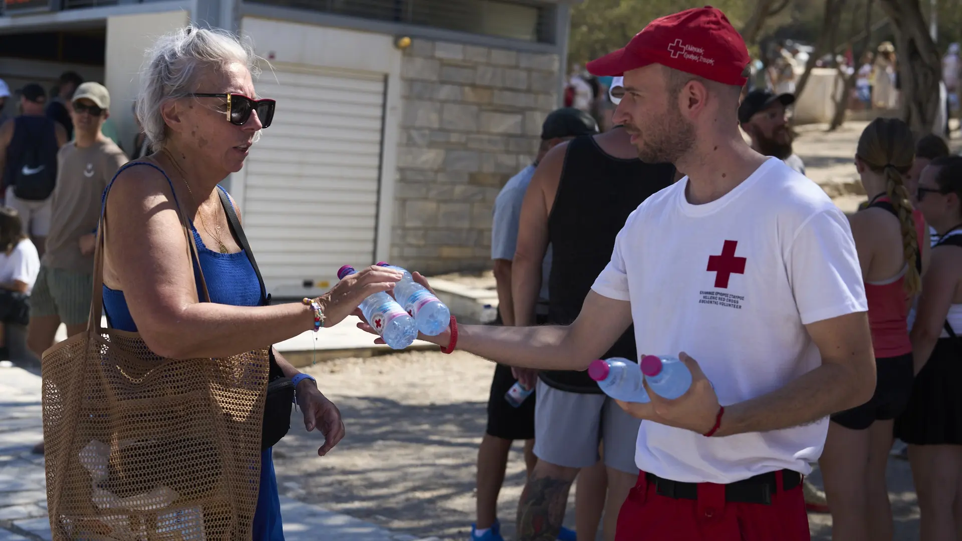 toplotni talas u atini, atina, vrućina - 9 jul 2025 - AP Photo Petros Giannakouris-687f69b9a4e72.webp