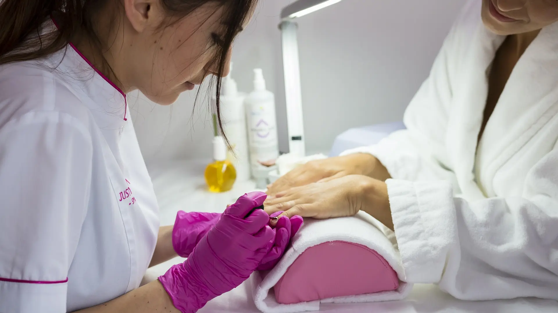 Gel lak, nokti, salon, kozmetičarka-689b6bffcd999.webp