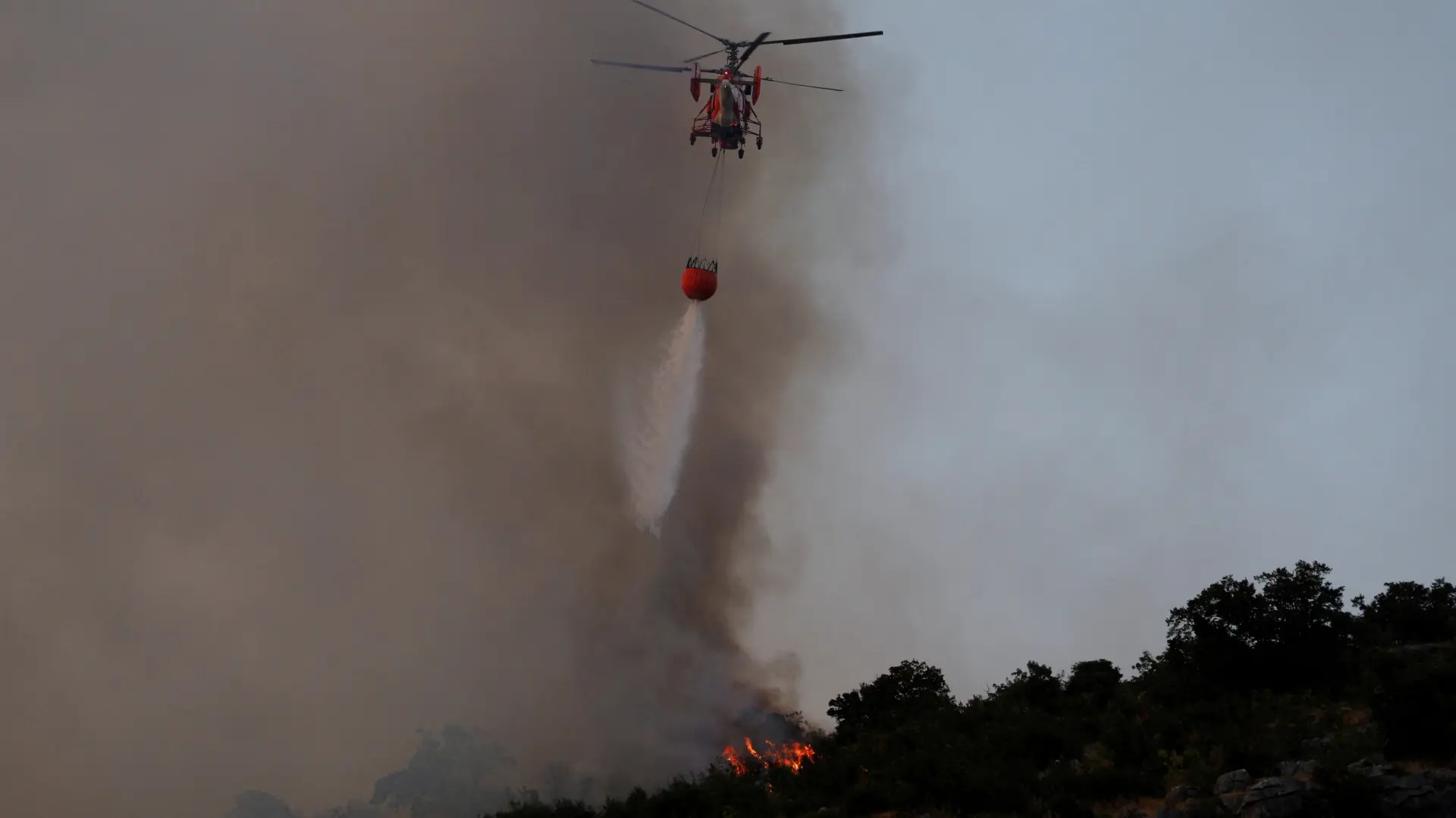 Požar, gašenje požara, Crna Gora, helikopter gasi požar, Reuters-689b286edf196.webp