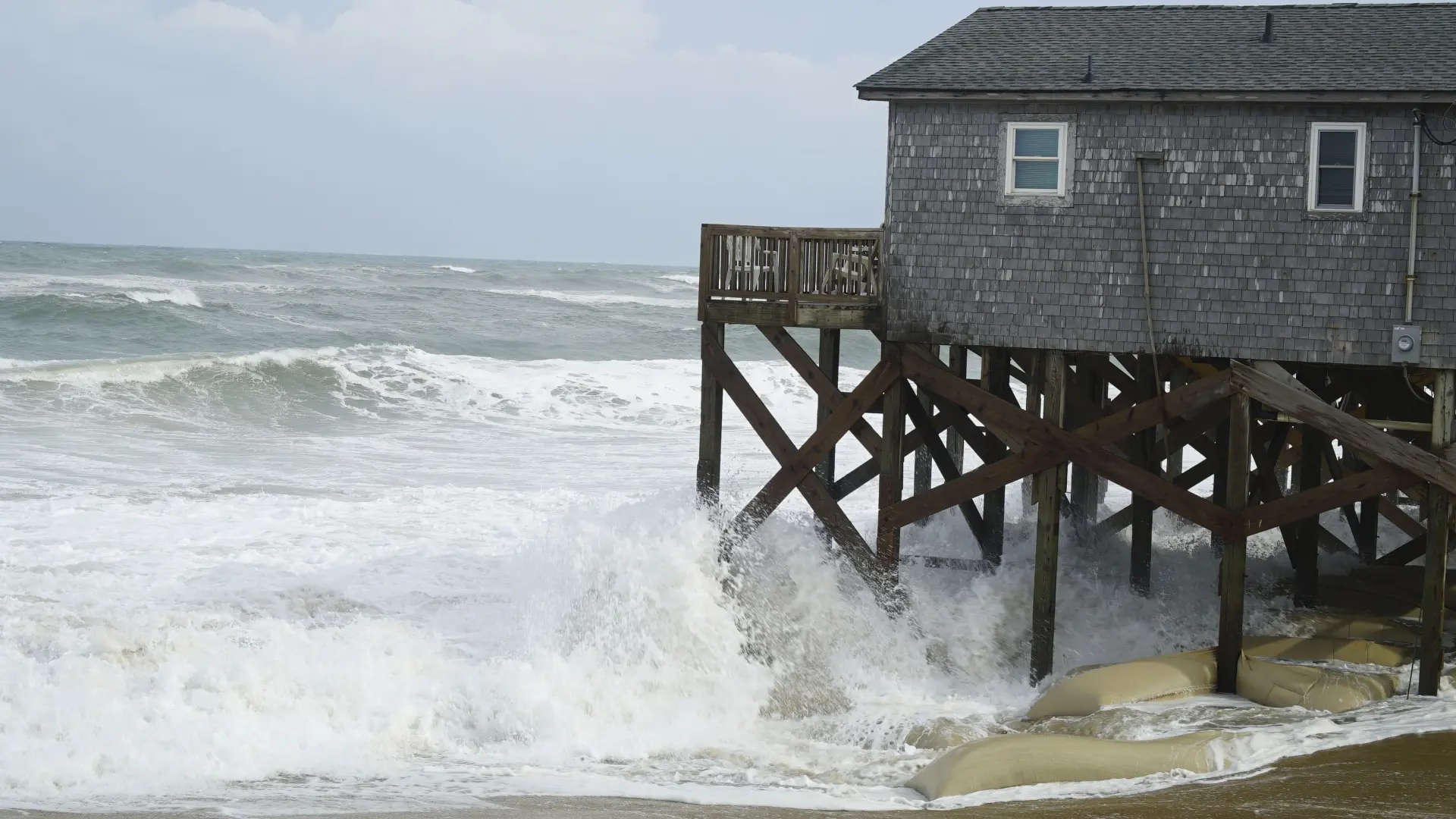 Tan2025-08-2023021759_1 uragan erin severna karolina AP PhotoAllen G. Breed-68a6d180b8770.webp