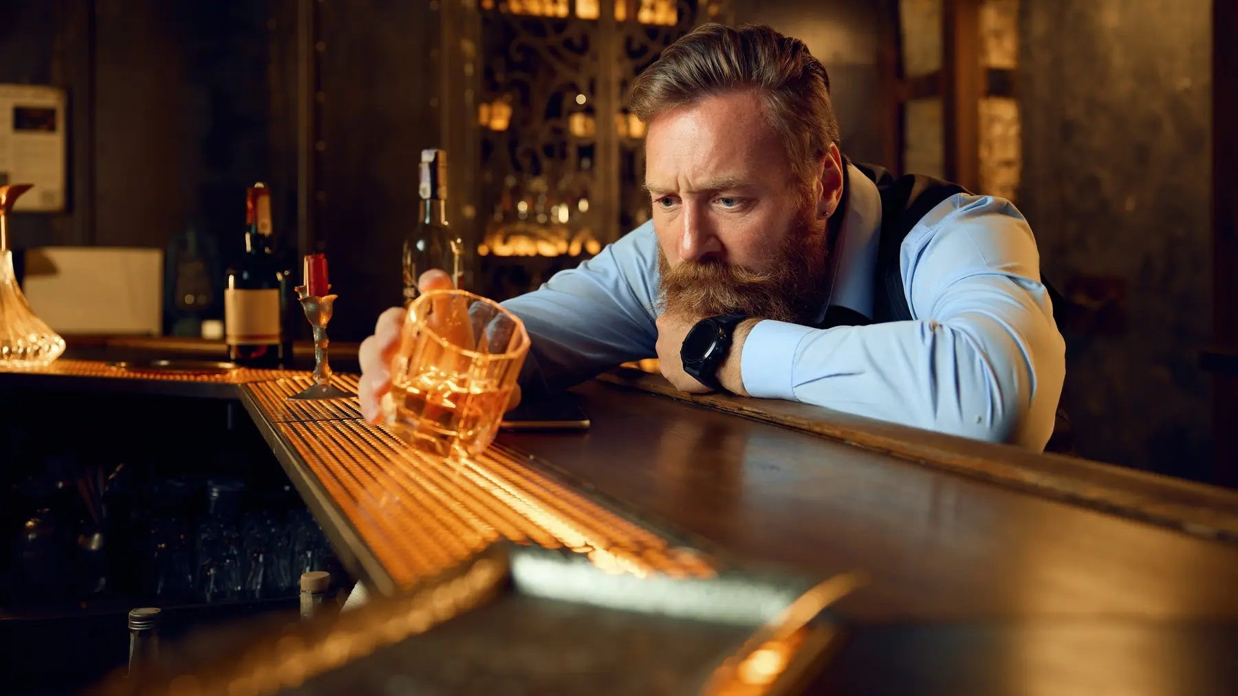 alkohol, žestoko piće, bar, kafić, muškarac, pijanac, pijanstvo, pijenje, žestina - profimedia-0817150575-6896f04634177.webp
