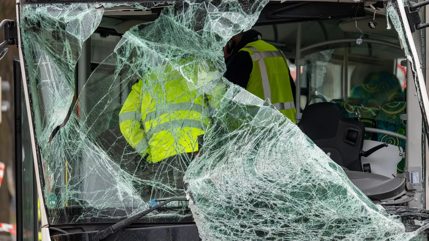 autobus, razbijena šoferšajbna - profimedia-0974325899-68a817357a33b.webp