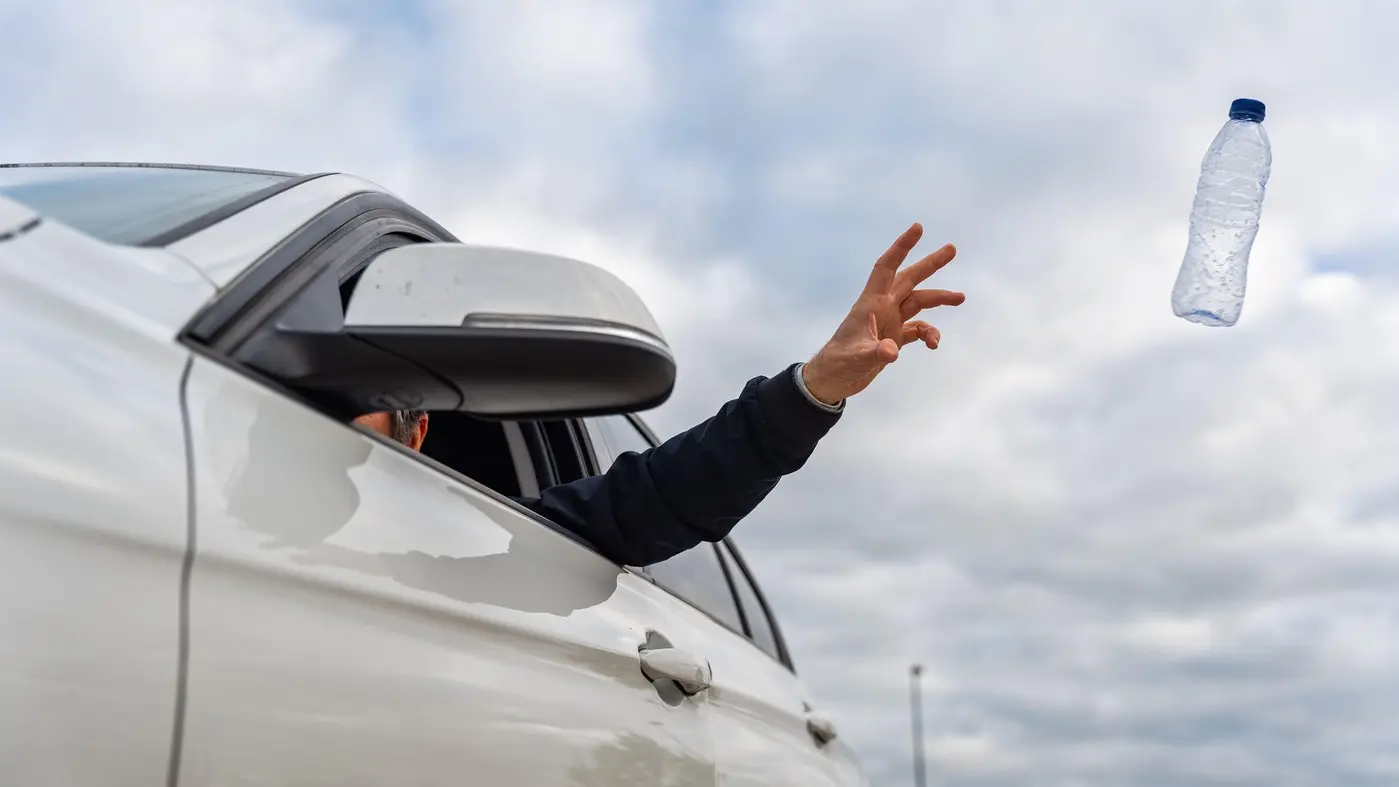 automobil, smeće, otpad, plastična flaša flašica, bacanje smeća otpada otpadaka flaše flašice kroz prozor automobila - profimedia-1000148054-68a4a1b496803.webp