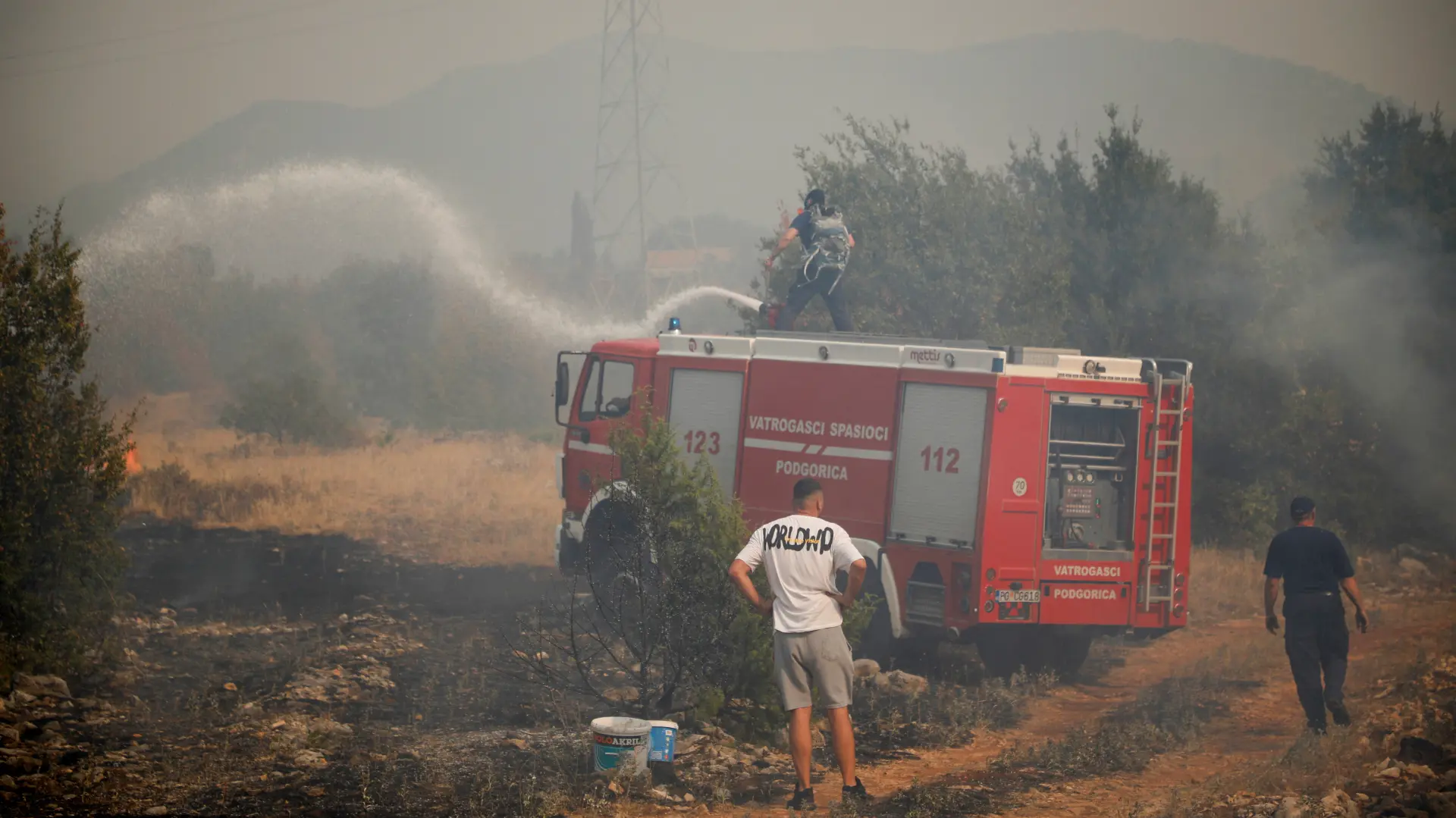crnogorski vatrogasci, crna gora, požar u mestu kosor kraj podgorice, 13 avg 2025 - Reuters-68a1694e995d1.webp