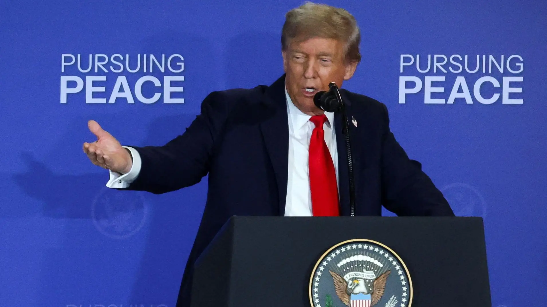 donald tramp, 15 avg 2025 - Reuters (6) (1)-68a00b377b665.webp