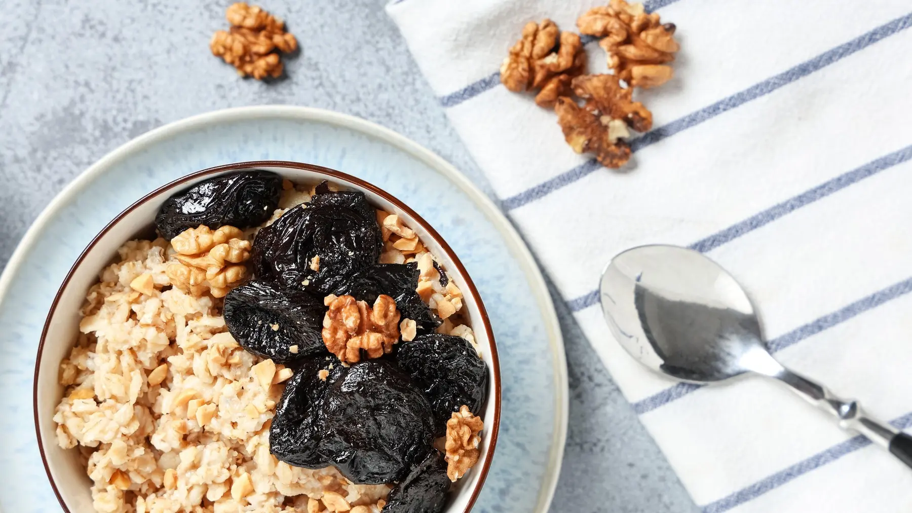 kaša od žitarica sa suvim šljivama i orasima, suve šljive, orasi - profimedia-1011132467-68a002bd57e78.webp