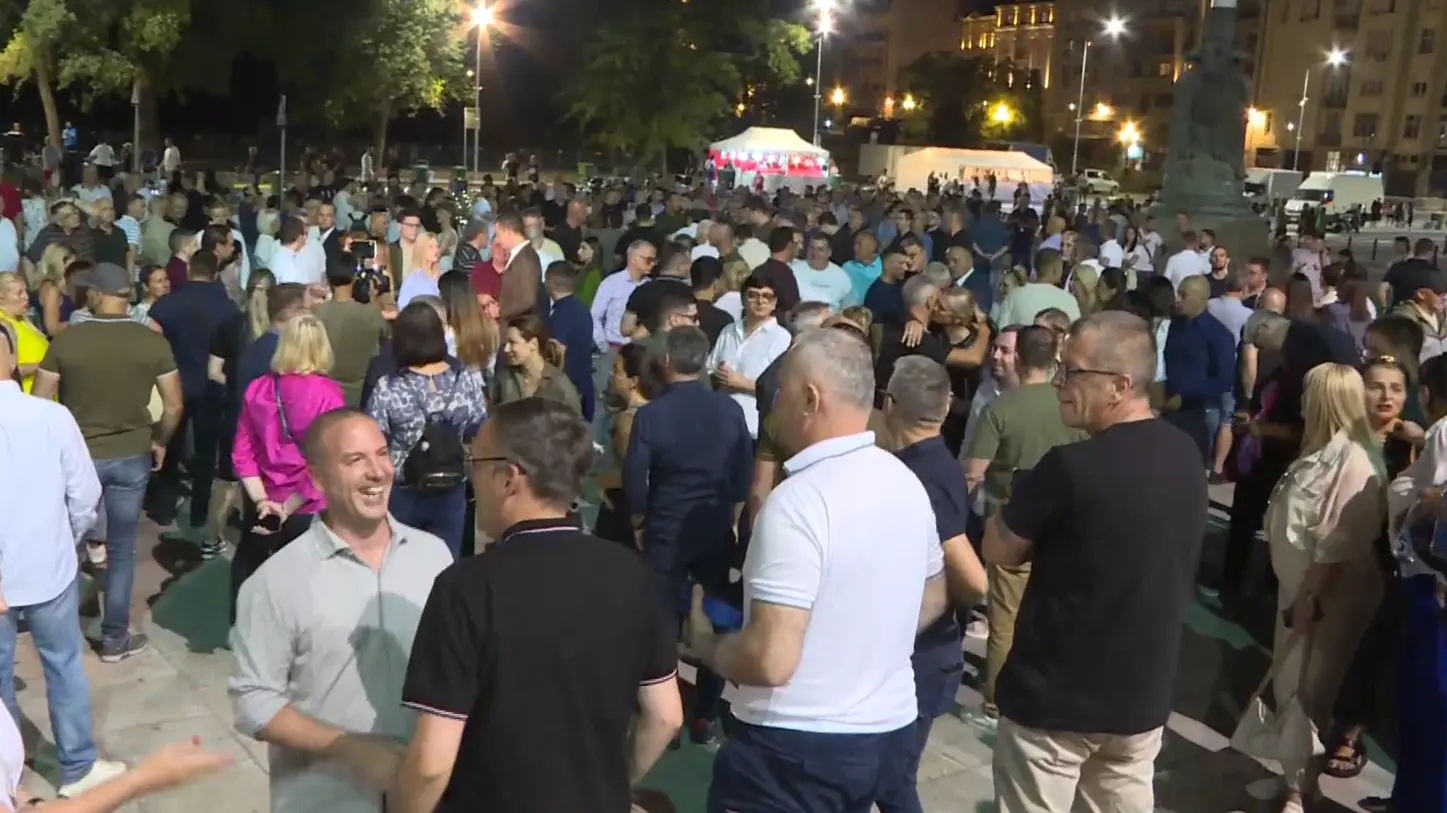 ministri i pristalice sns ispred skupštine srbije - 19 avg 2025 - Tanjug Tanjug video-68a4d065ce31a.webp