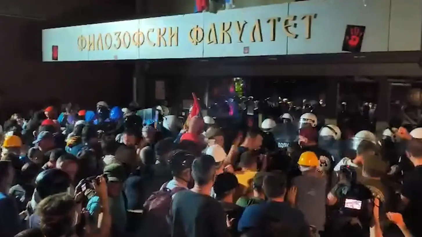 napad na policiju ispred filozofskog u novom sadu, filozovski fakultet novi sad, 27 avg 2025 - Tanjug Tanjug video 1-68af7bbee15c0.webp