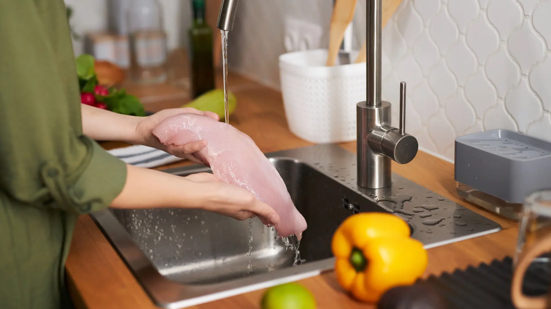 pranje mesa meso  kuhinja kuvanje shutterstock-68adb4b763141.webp