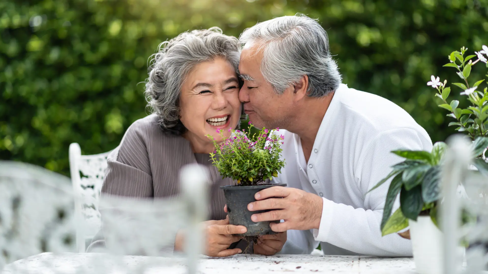 shutterstock_1191374296 ljubav biljke japanci japan baba i deda stariji ljudi  osmeh sreća zdrav život dug život-688e4815026c0.webp