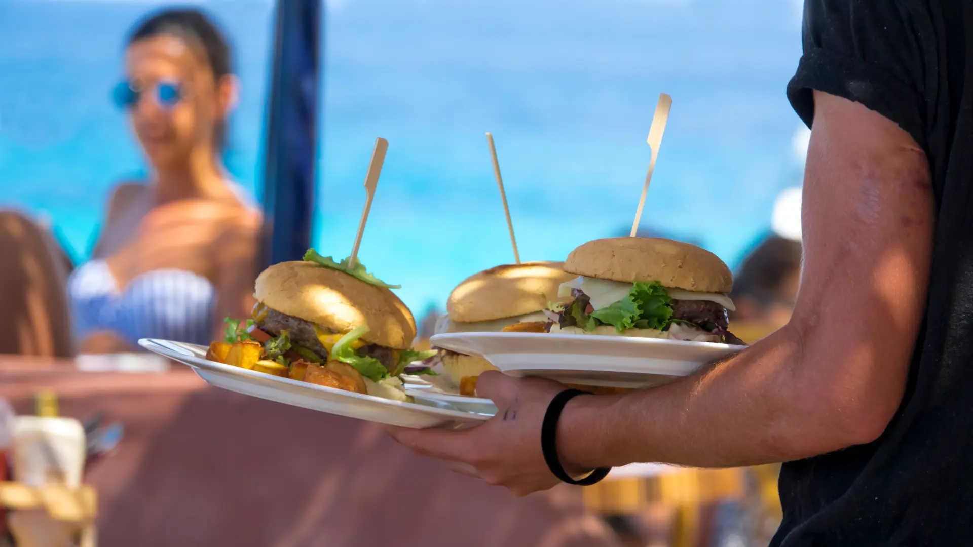 shutterstock_1695341416 burgeri plaža grčka ručak hrana samonela odmor letovanje-689db7ae80267.webp