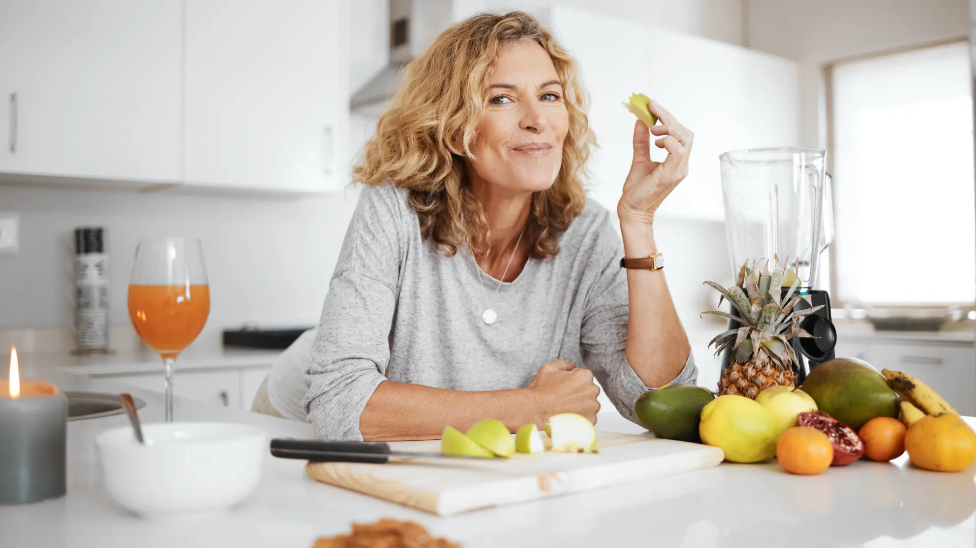 shutterstock_2306863315 zdravlje hrana život ishrana zdrava hrana žena voće smutzi povrće imunitet nutricionista sok jabuka šejk kuhinja spremanje užina-68909a1ead33b.webp