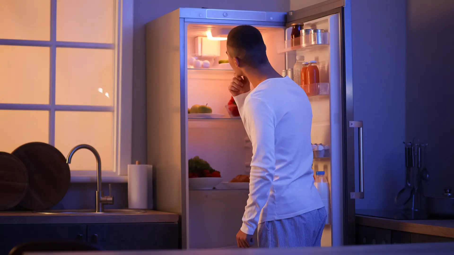 shutterstock_2353650475 večera hrana frižider noć veče obrok muškarac pre spavanja kuhinja-689dd91c990be.webp