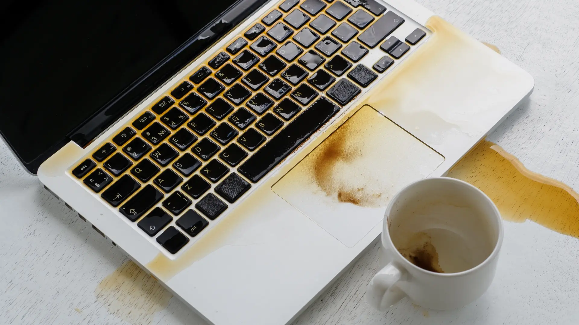 shutterstock_2471629657 jutro kafa prosuta kafa prosuti kafu laptop haos-688f81ebc5a7b.webp