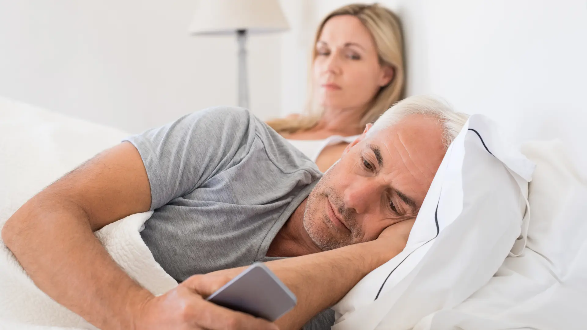 shutterstock_432830212 brak preljuba prevara neverstvo švaler muškarac telefon poruke dopisivanje žena brak seks veza-68960107bd3bf.webp